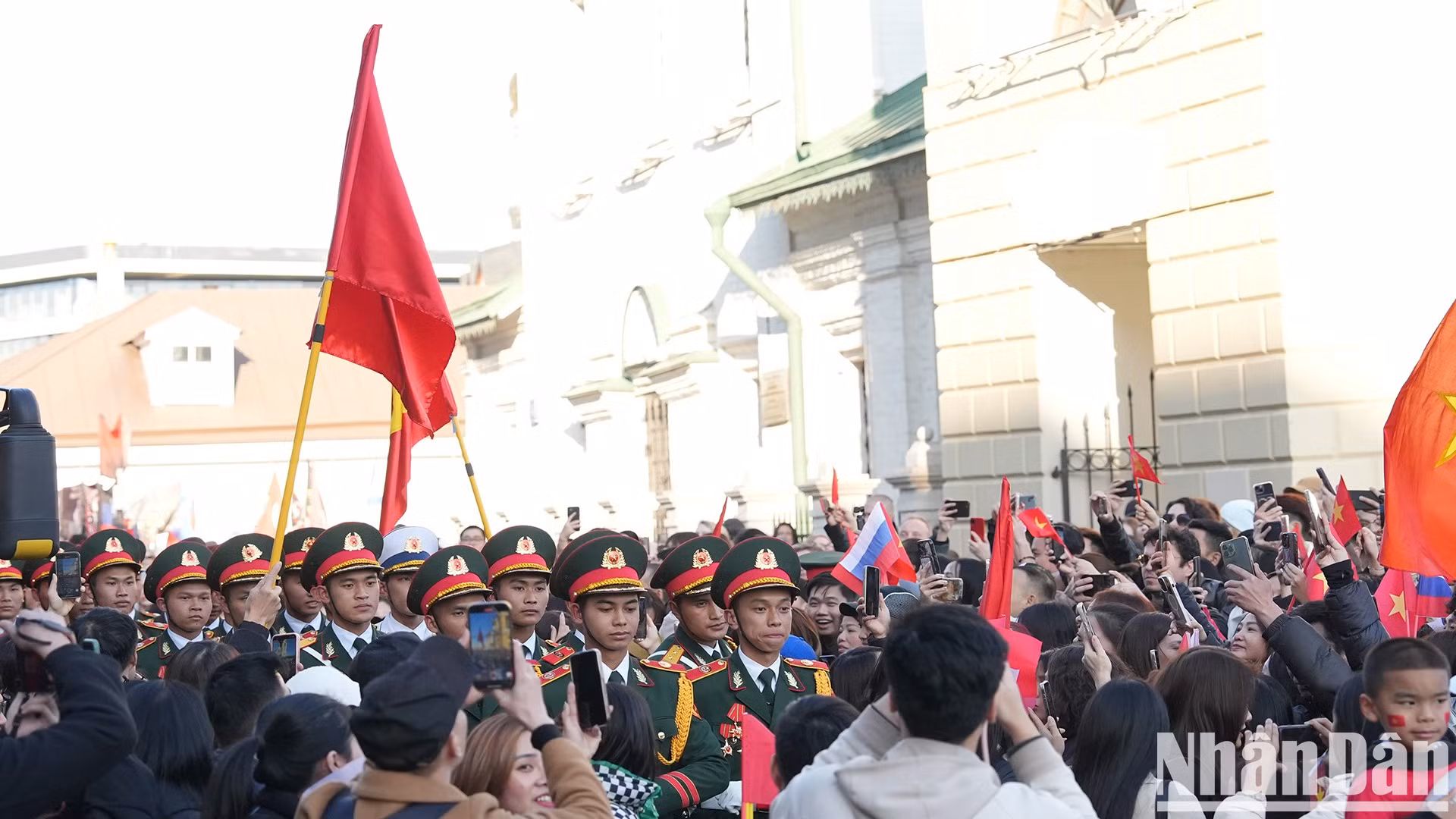 Según los vietnamitas residentes en Rusia, cuando se enteraron de que el 3 de mayo por la tarde el Ejército Popular de Vietnam realizaría un entrenamiento en la Plaza Roja, muchos hogares cerraron sus puestos de mercado antes para poder llegar y animar a los soldados.