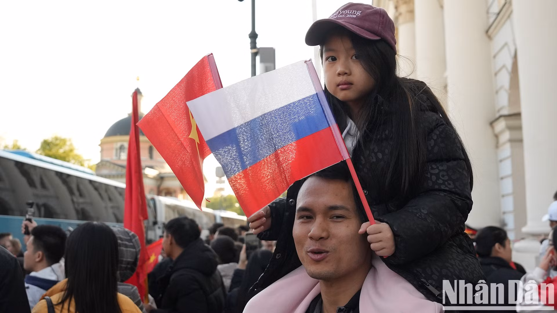 No solo los adultos, sino también muchos niños, llegan con sus padres para animar a los soldados.