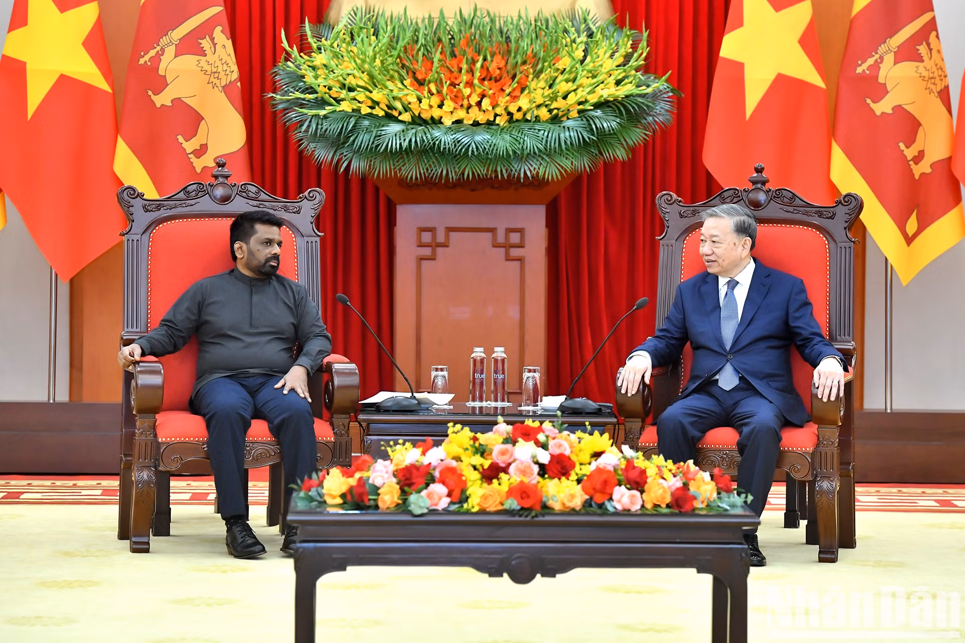 El secretario general del Partido Comunista de Vietnam, To Lam, y presidente de Sri Lanka, Anura Kumara Dissanayaka.