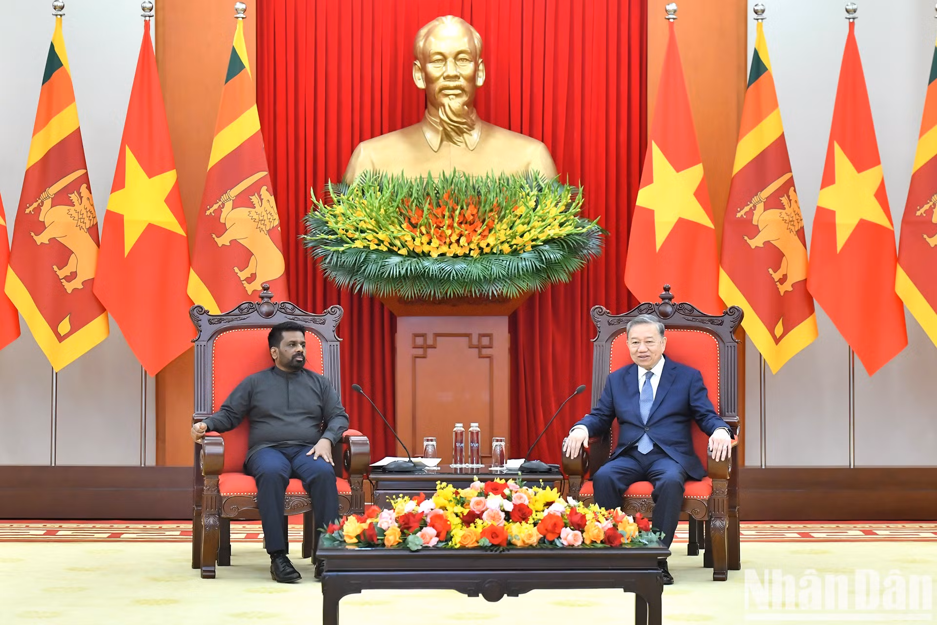 El secretario general del Partido Comunista de Vietnam, To Lam, recibe al presidente de Sri Lanka, Anura Kumara Dissanayaka.