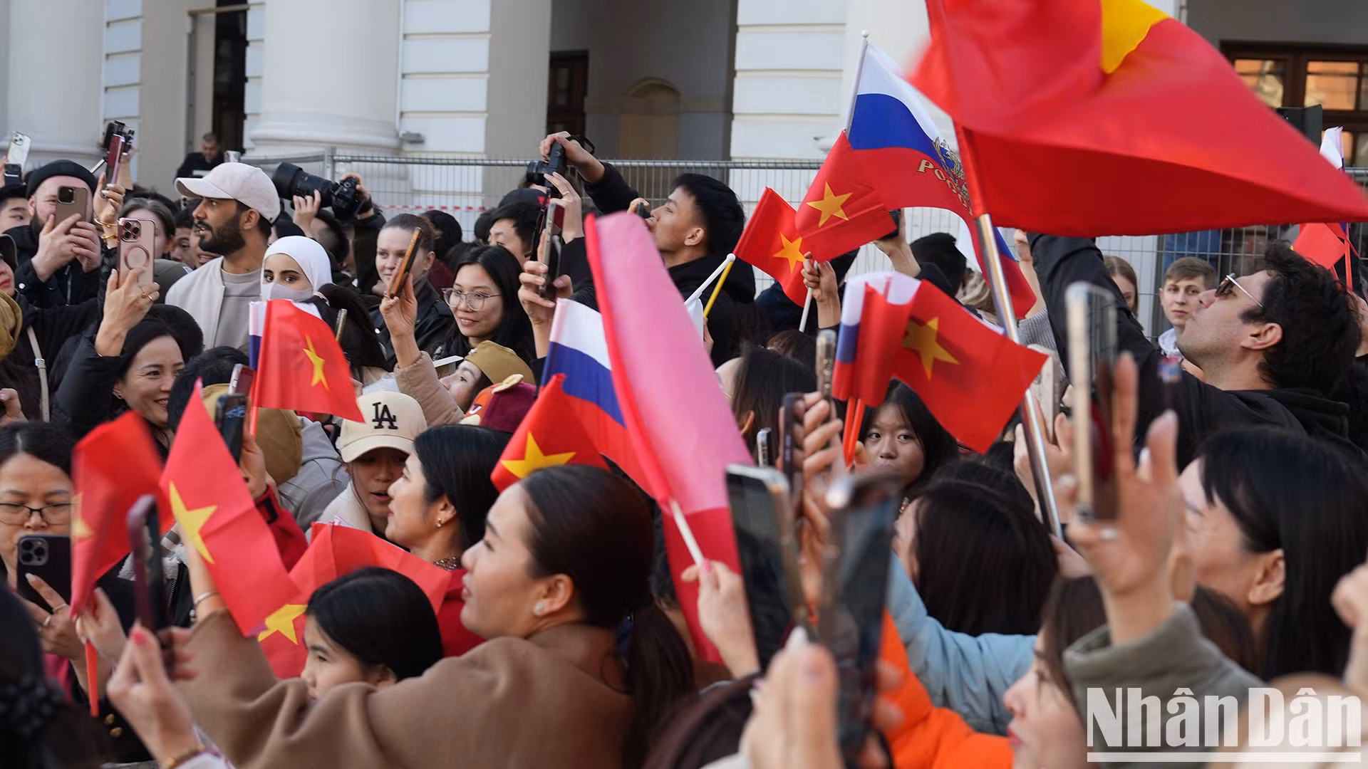 Muchos vietnamitas traen flores frescas, fotos del Tío Ho, banderas nacionales y rusas.