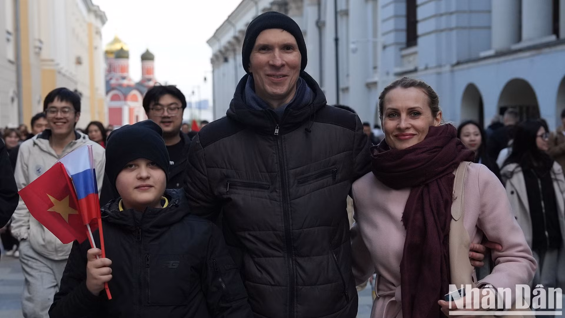 Alexey Ivanov dijo que realmente disfrutaba del ambiente animado y admiraba el patriotismo del pueblo vietnamita.