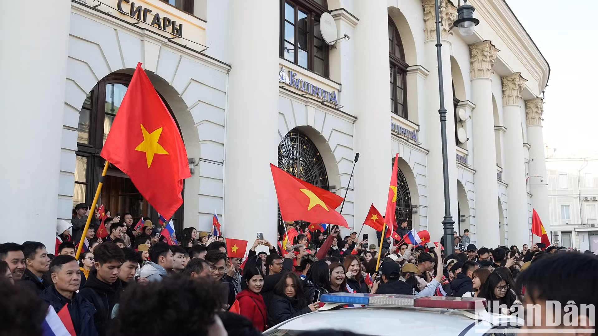 En consecuencia, tanto como el vehículo que transportaba al grupo de soldados se detiene, los vietnamitas los rodean y cantan la canción "Como si el tío Ho estuviera aquí en el día de la Gran Victoria".