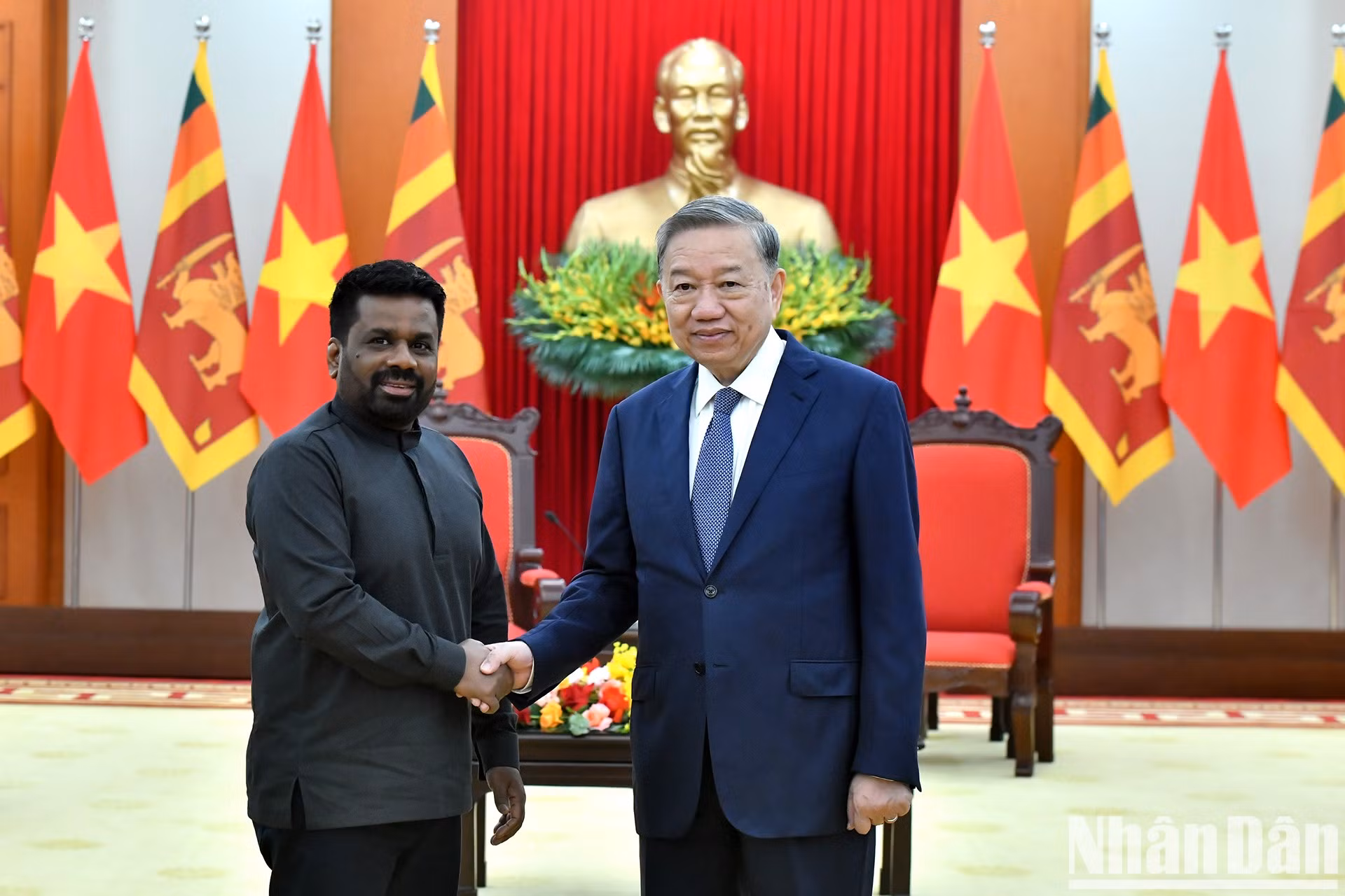 El secretario general del Partido Comunista de Vietnam, To Lam, y presidente de Sri Lanka, Anura Kumara Dissanayaka.