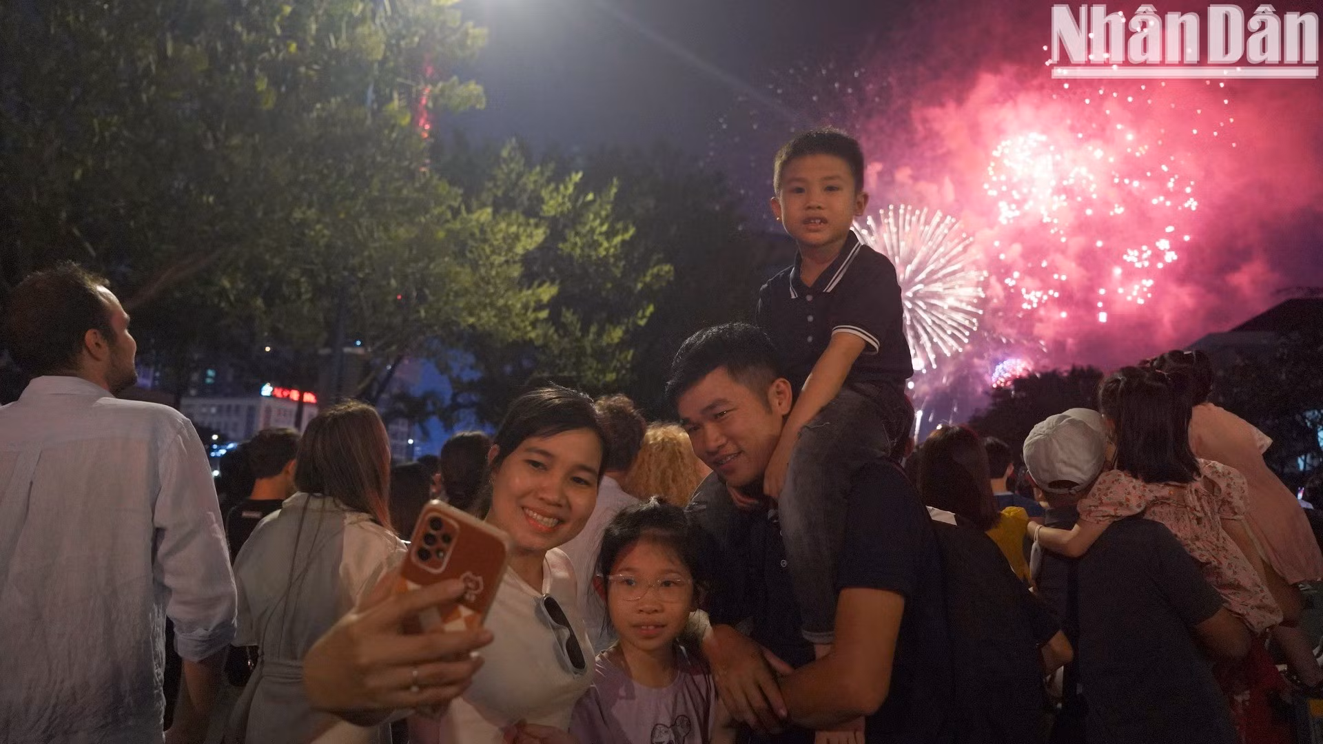 Los habitantes de Ciudad Ho Chi Minh en la fiesta de Nochevieja.