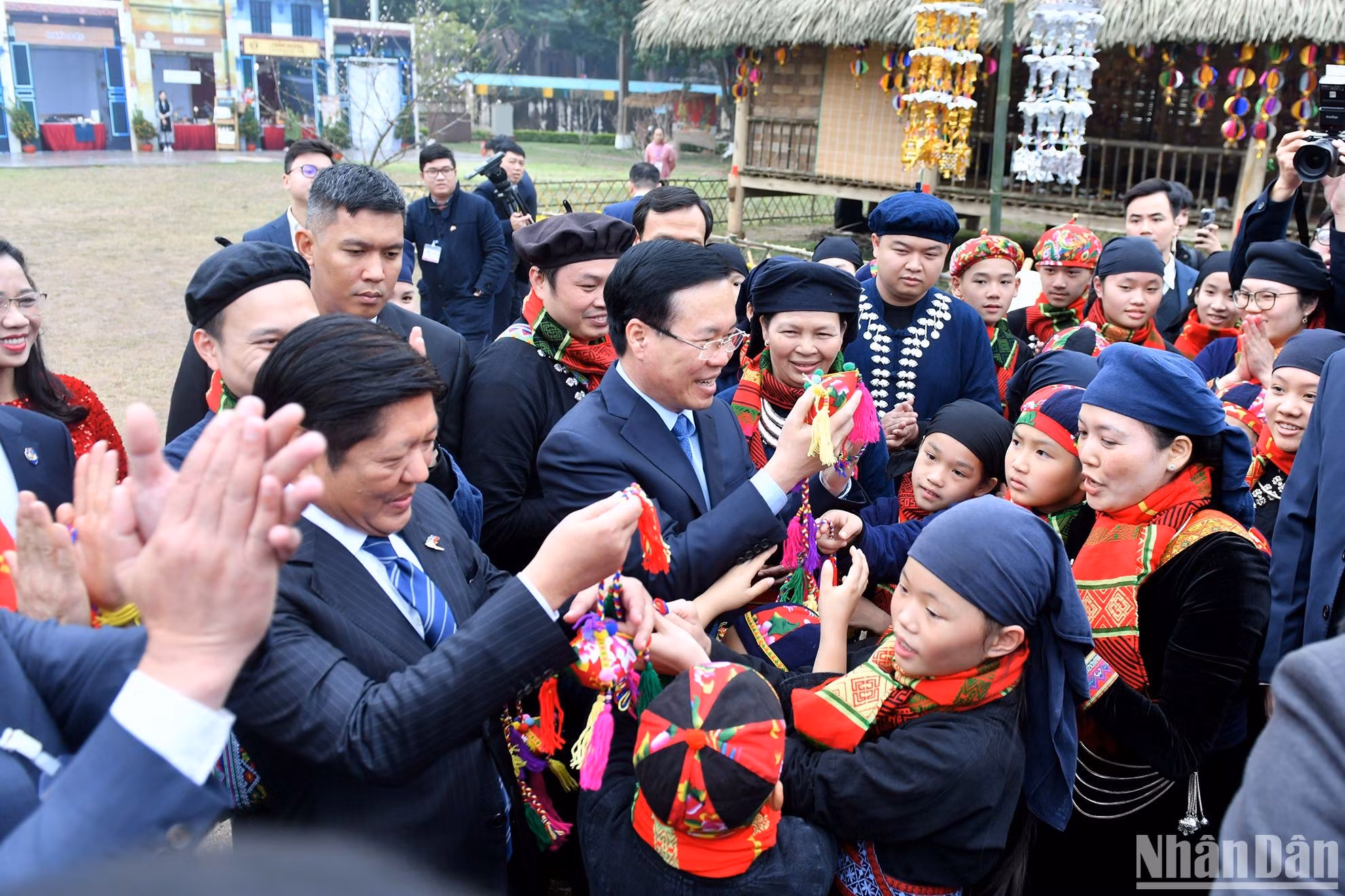 El presidente Vo Van Thuong y su par filipino, Ferdinand Marcos Jr., visitan la Ciudadela Imperial de Thang Long.