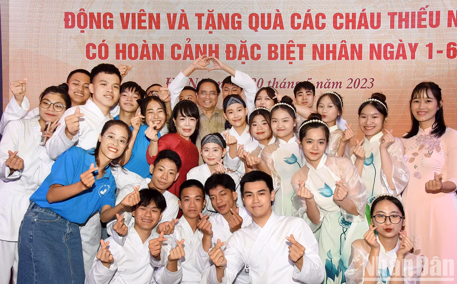 Minh Chinh y estudiantes discapacitados en el Centro para el Desarrollo de la Educación Integradora.