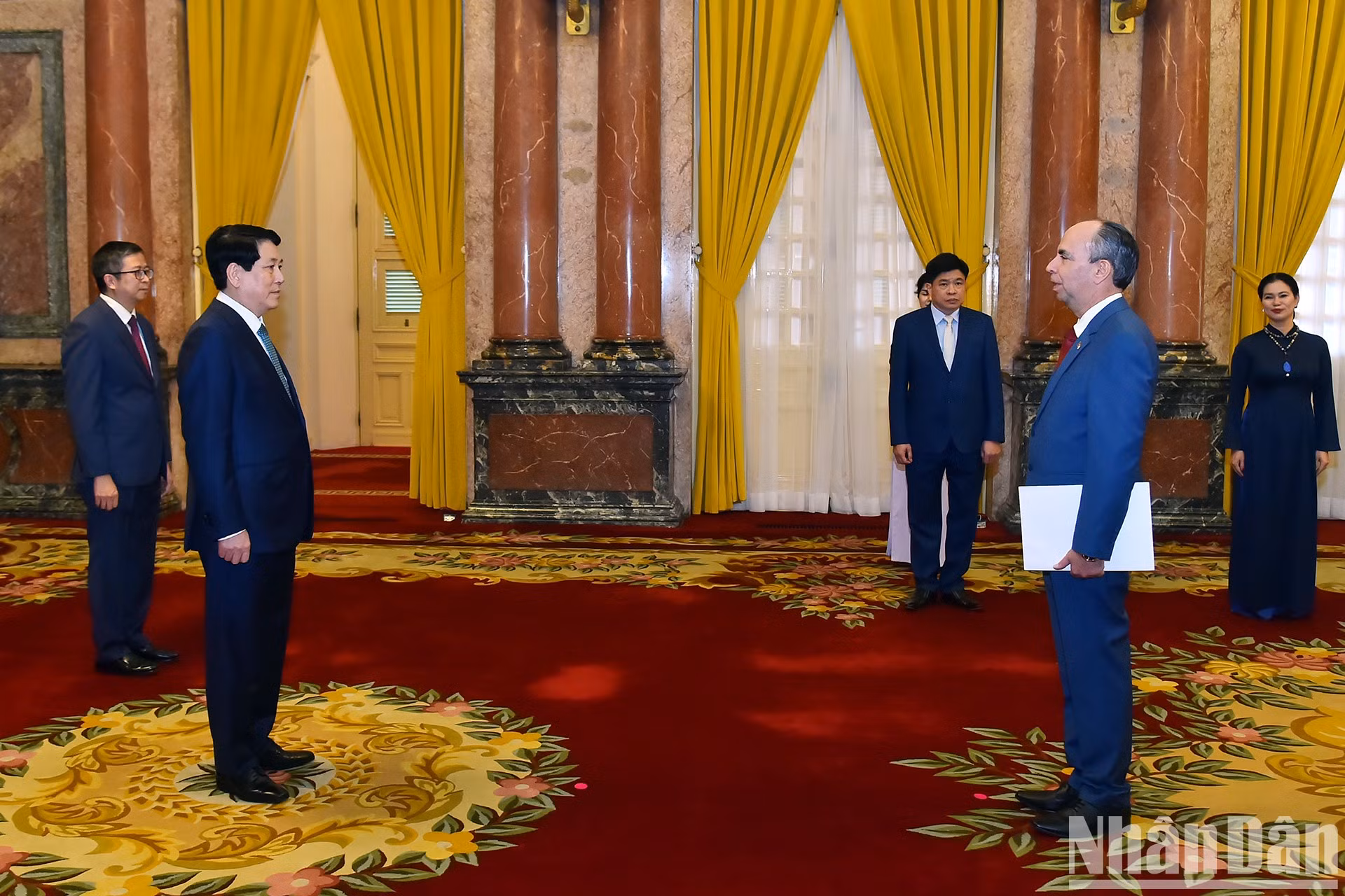 El presidente vietnamita, Luong Cuong, recibe las cartas credenciales del embajador de Cuba en Vietnam, Rogelio Polanco Fuentes.