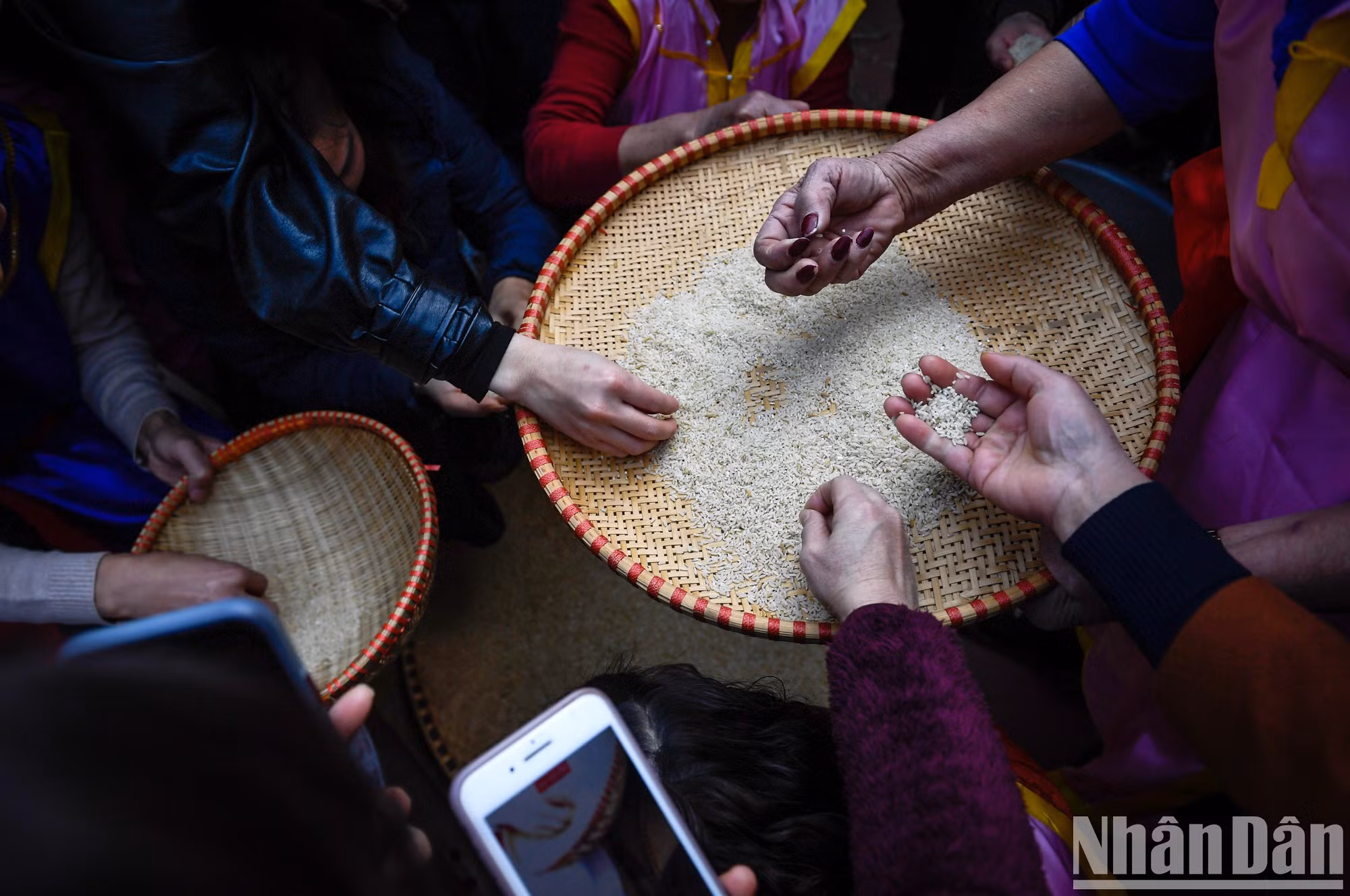 Las mujeres expertas tamizarán las cáscaras de arroz para separar los granos valiosos de las piedras, impurezas y granos rotos.