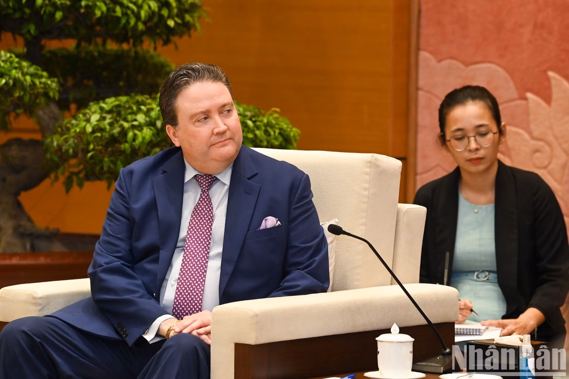 El embajador de Estados Unidos en Hanói, Marc Knapper, interviene en la cita. El embajador de Estados Unidos en Hanói, Marc Knapper, interviene en la cita.