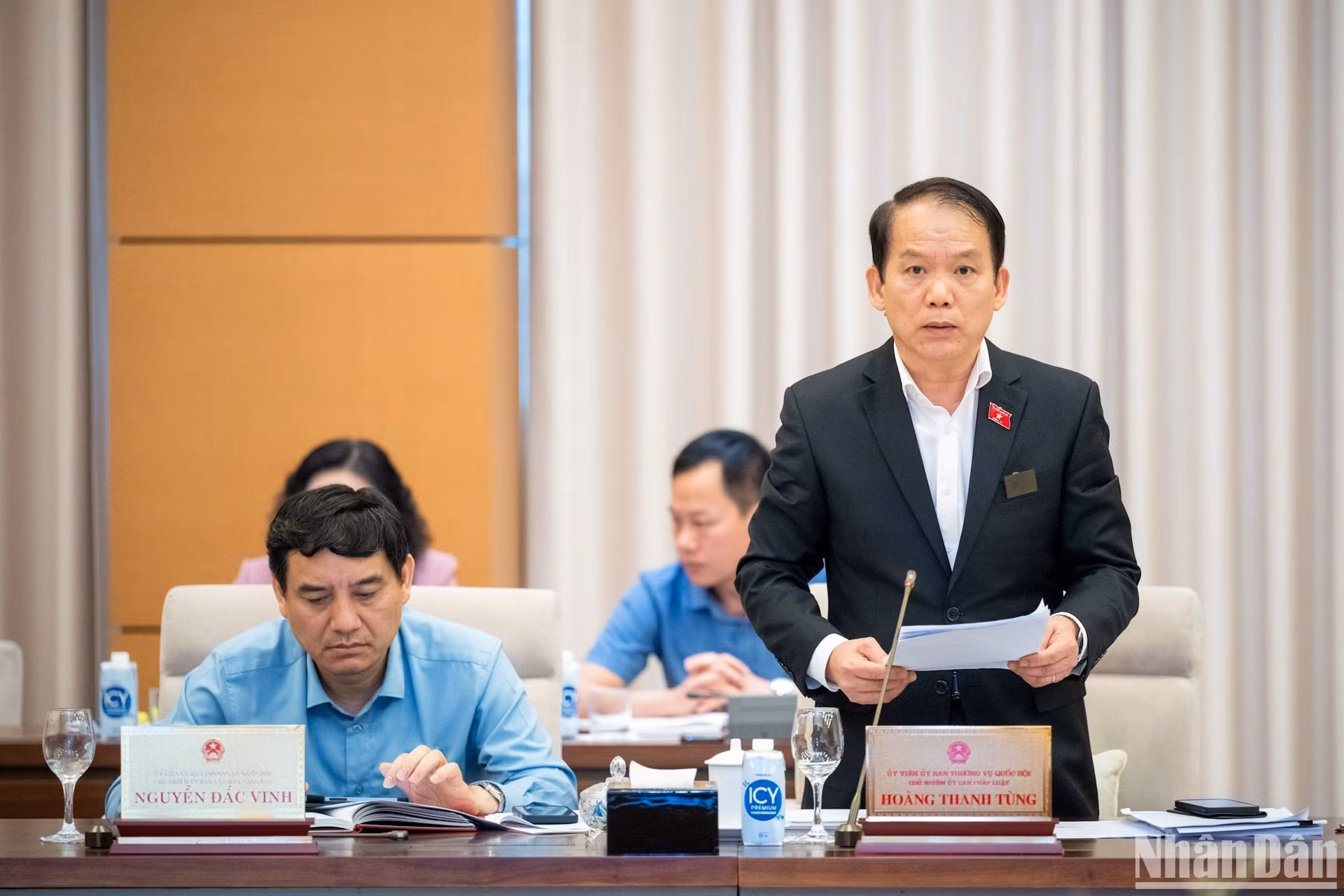 El presidente del Comité Jurídico del Parlamento, Hoang Thanh Tung, presenta el informe de verificación.