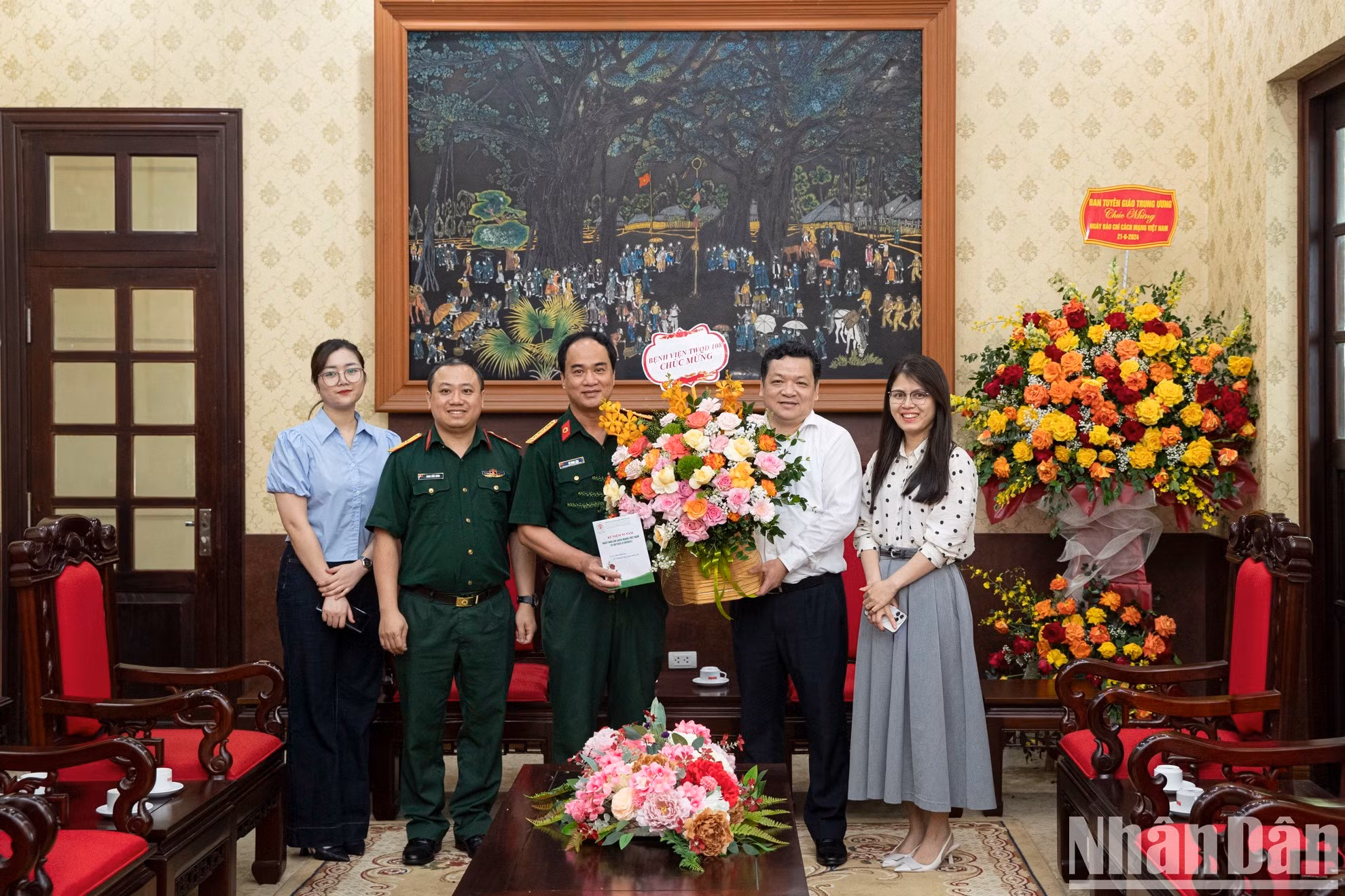 Doctor Vu Ngoc Lam, subdirector del Hospital Central Militar 108 toma una foto de recuerdo con representantes de Nhan Dan. Doctor Vu Ngoc Lam, subdirector del Hospital Central Militar 108 toma una foto de recuerdo con representantes de Nhan Dan.