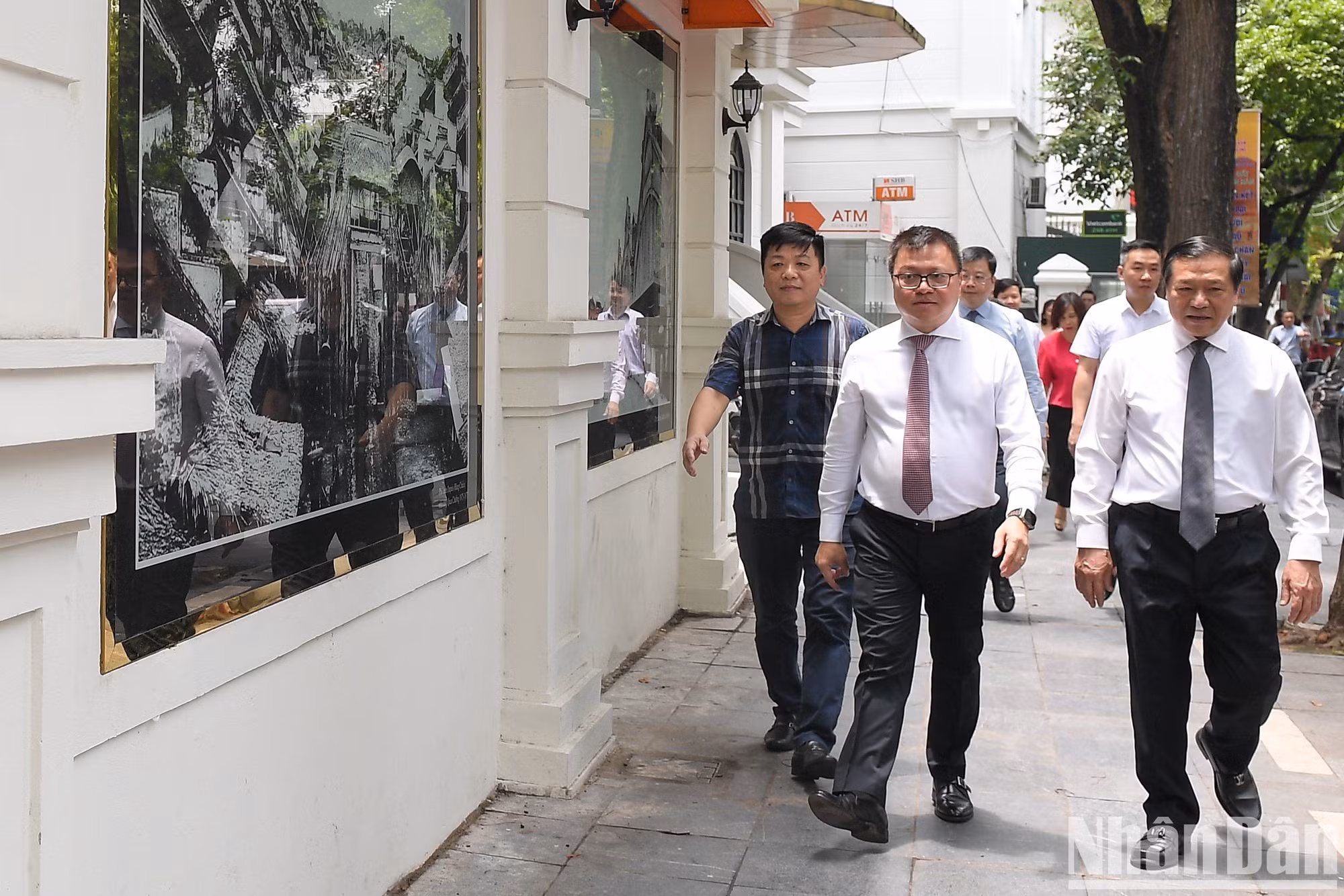 Los delegados recorren la exhibición.