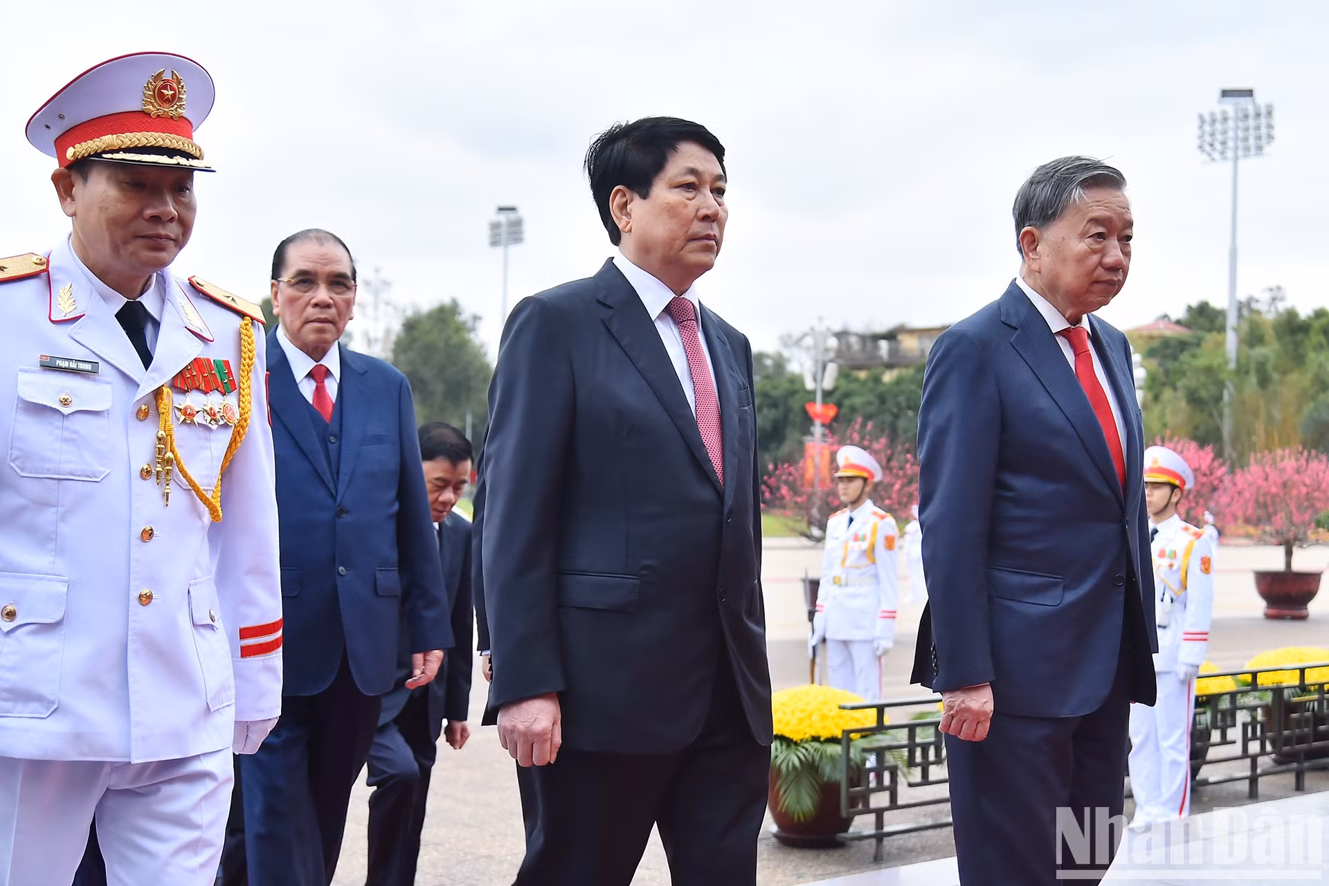 El secretario general del PCV, To Lam; el exsecretario general del PCV, Nong Duc Manh, y el presidente, Luong Cuong, encabezan una delegación de alto nivel que visita el Mausoleo del Presidente Ho Chi Minh. El secretario general del PCV, To Lam; el exsecretario general del PCV, Nong Duc Manh, y el presidente, Luong Cuong, encabezan una delegación de alto nivel que visita el Mausoleo del Presidente Ho Chi Minh.