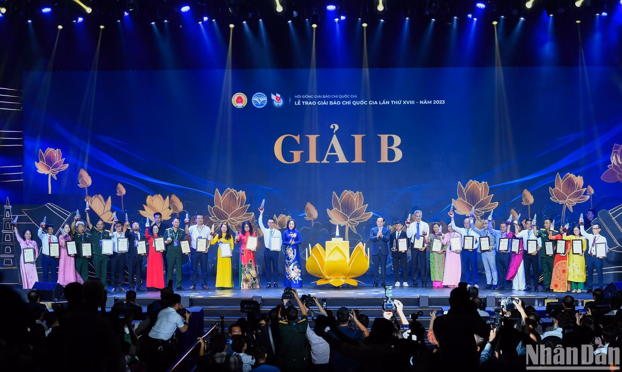 El viceprimer ministro Tran Luu Quang, y la vicepresidenta de la Asamblea Nacional, Nguyen Thi Thanh, entregan premios a los autores y grupos de autores ganadores del premio B. El viceprimer ministro Tran Luu Quang, y la vicepresidenta de la Asamblea Nacional, Nguyen Thi Thanh, entregan premios a los autores y grupos de autores ganadores del premio B.