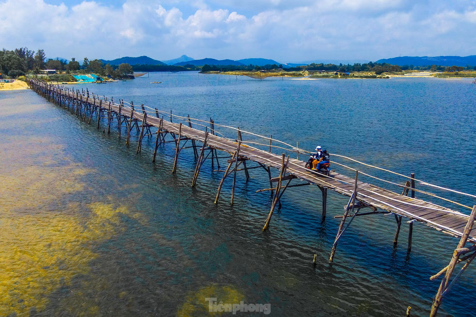 Admirar el puente de madera típico en provincia vietnamita
