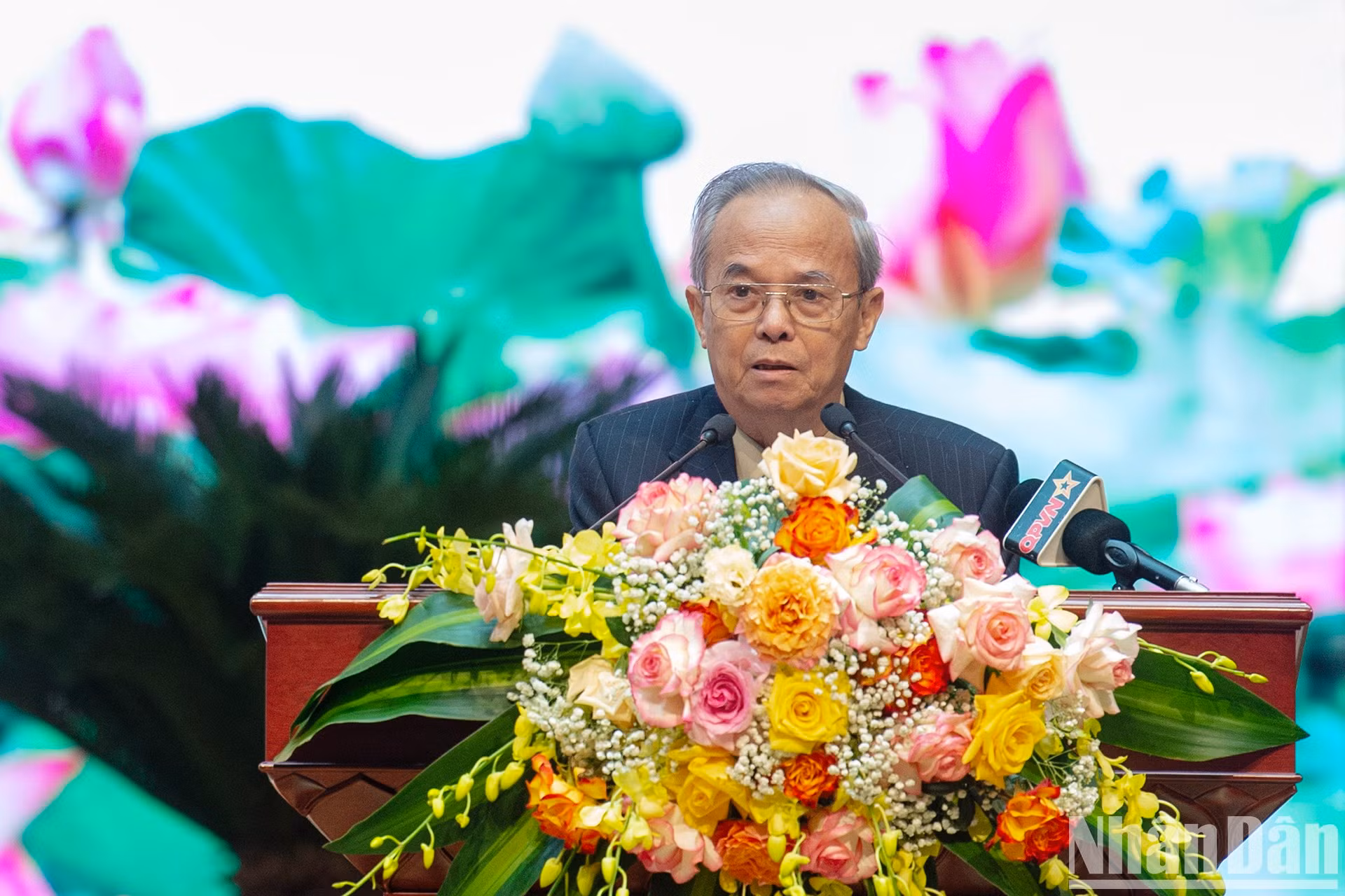 El profesor y doctor Dinh Xuan Dung presenta un discurso. El profesor y doctor Dinh Xuan Dung presenta un discurso.