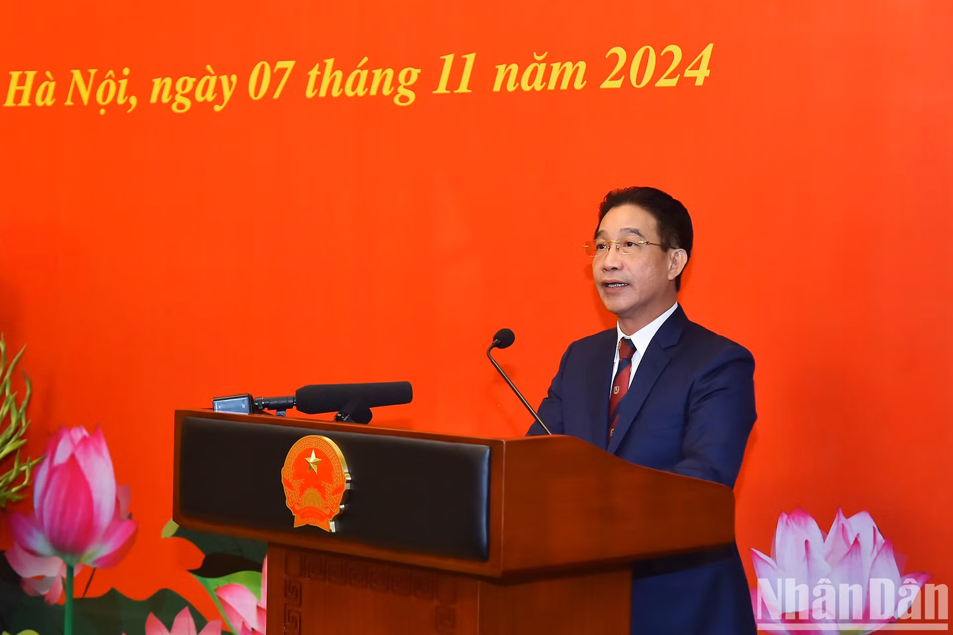 El subjefe de la Oficina Presidencial, Pham Thanh Ha, lee la decisión del Comité del Partido en el Bloque de los Órganos Centrales sobre la entrega de la insignia por los 30 años de membresía del PCV a la vicepresidenta Vo Thi Anh Xuan. El subjefe de la Oficina Presidencial, Pham Thanh Ha, lee la decisión del Comité del Partido en el Bloque de los Órganos Centrales sobre la entrega de la insignia por los 30 años de membresía del PCV a la vicepresidenta Vo Thi Anh Xuan.
