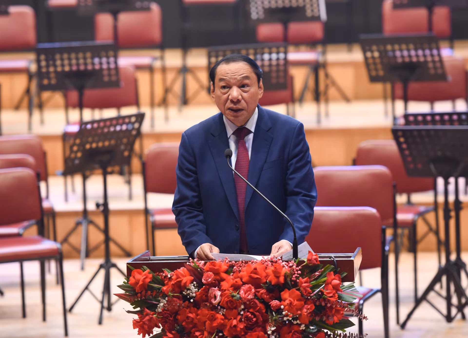 El ministro vietnamita de Cultura, Deportes y Turismo, Nguyen Van Hung, habla en la cita.