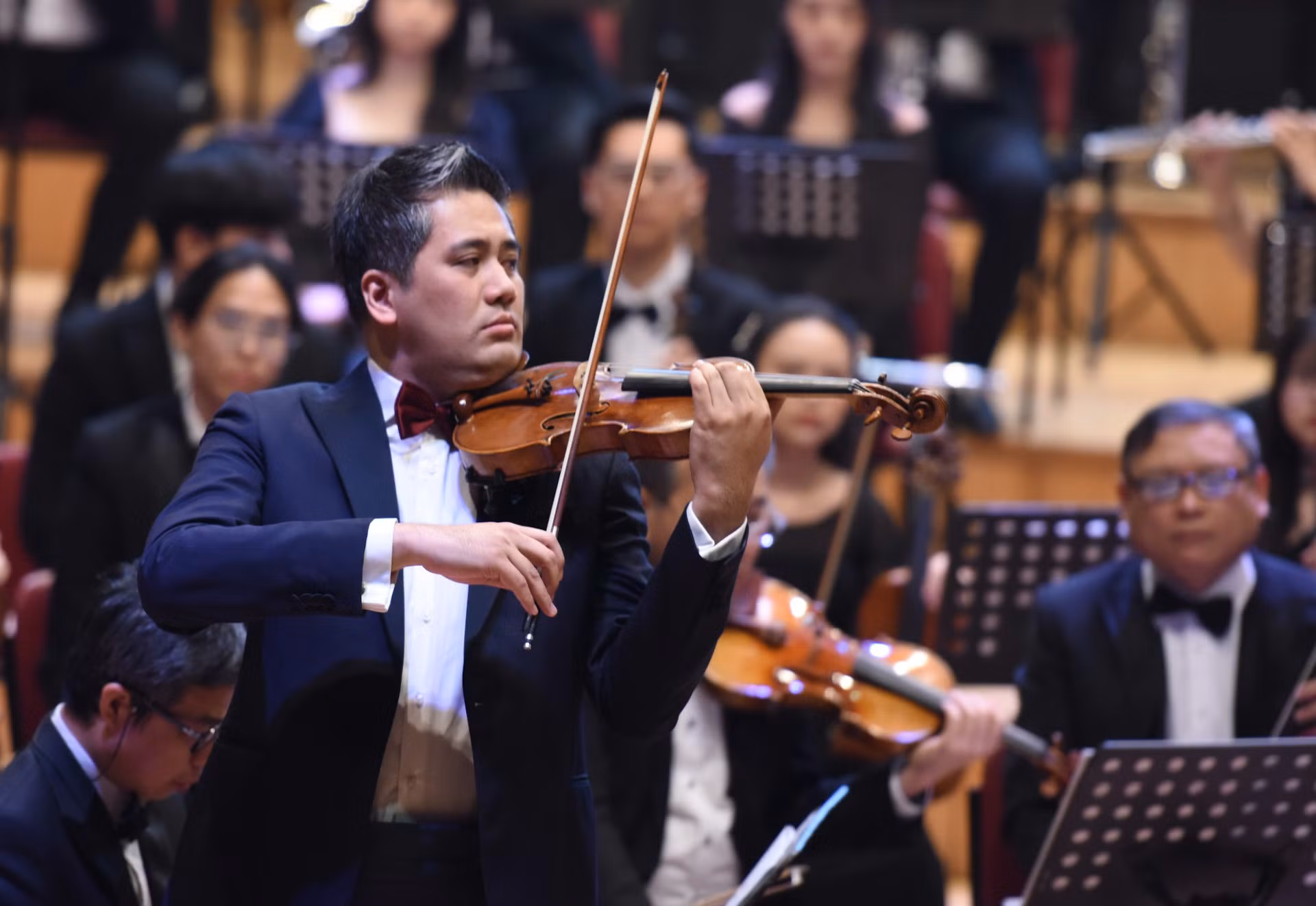 Una actuación del violinista vietnamita, Bui Cong Duy.