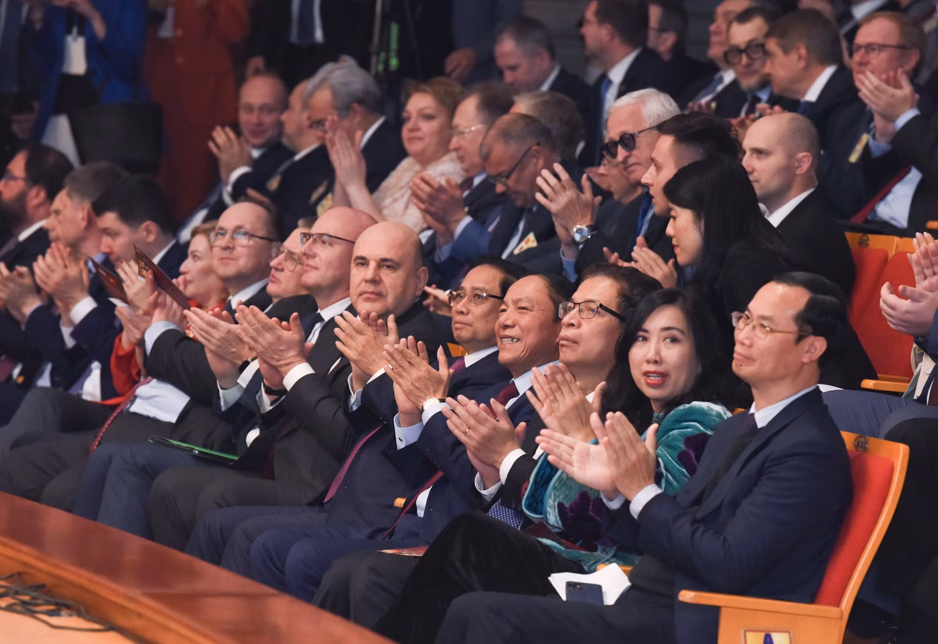 El primer ministro de Vietnam, Pham Minh Chinh, y su similar ruso, Mikhail Mishustin, disfrutan del programa artístico.