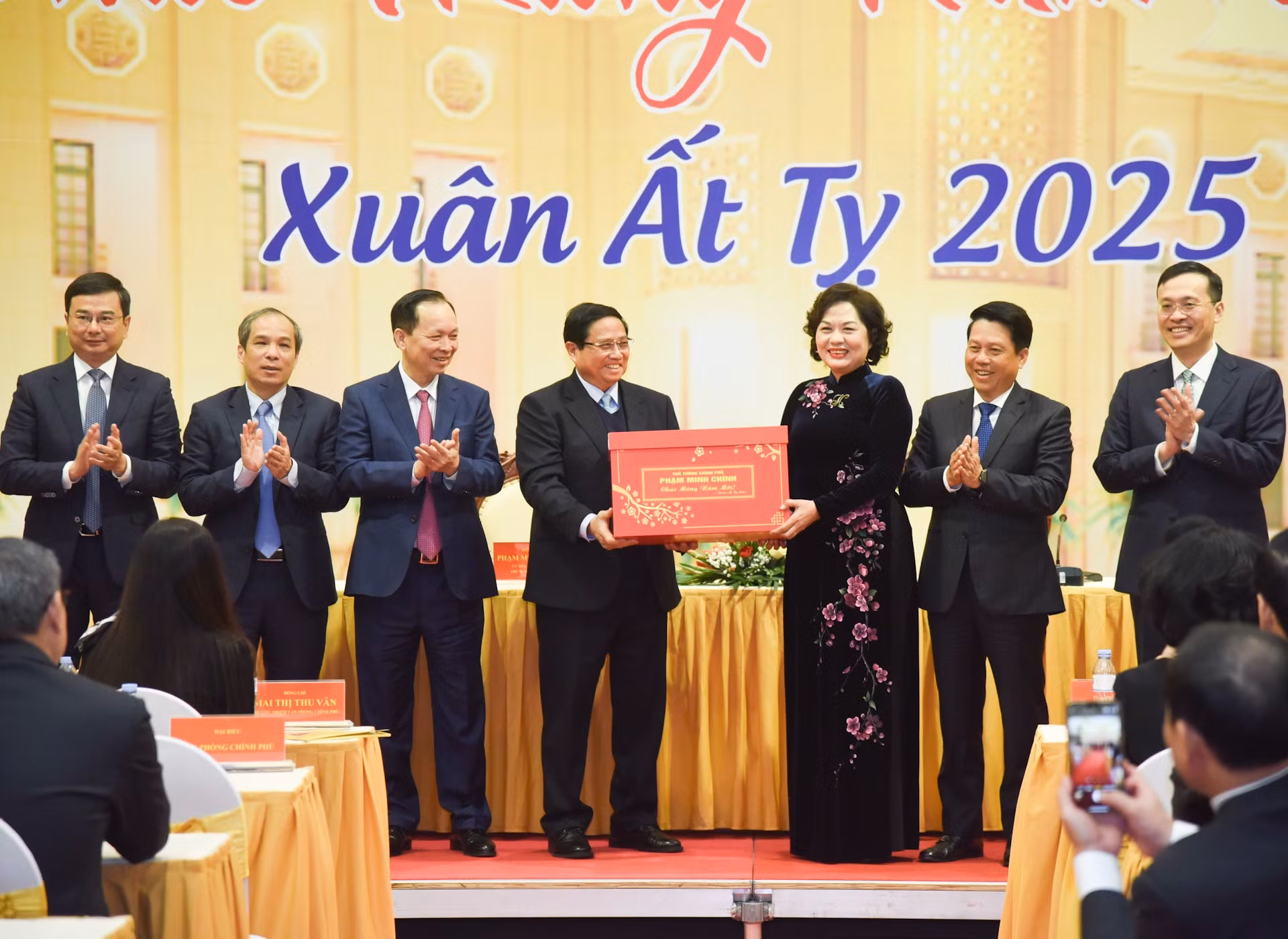 El primer ministro vietnamita, Pham Minh Chinh, entrega regalos al personal del sector bancario.