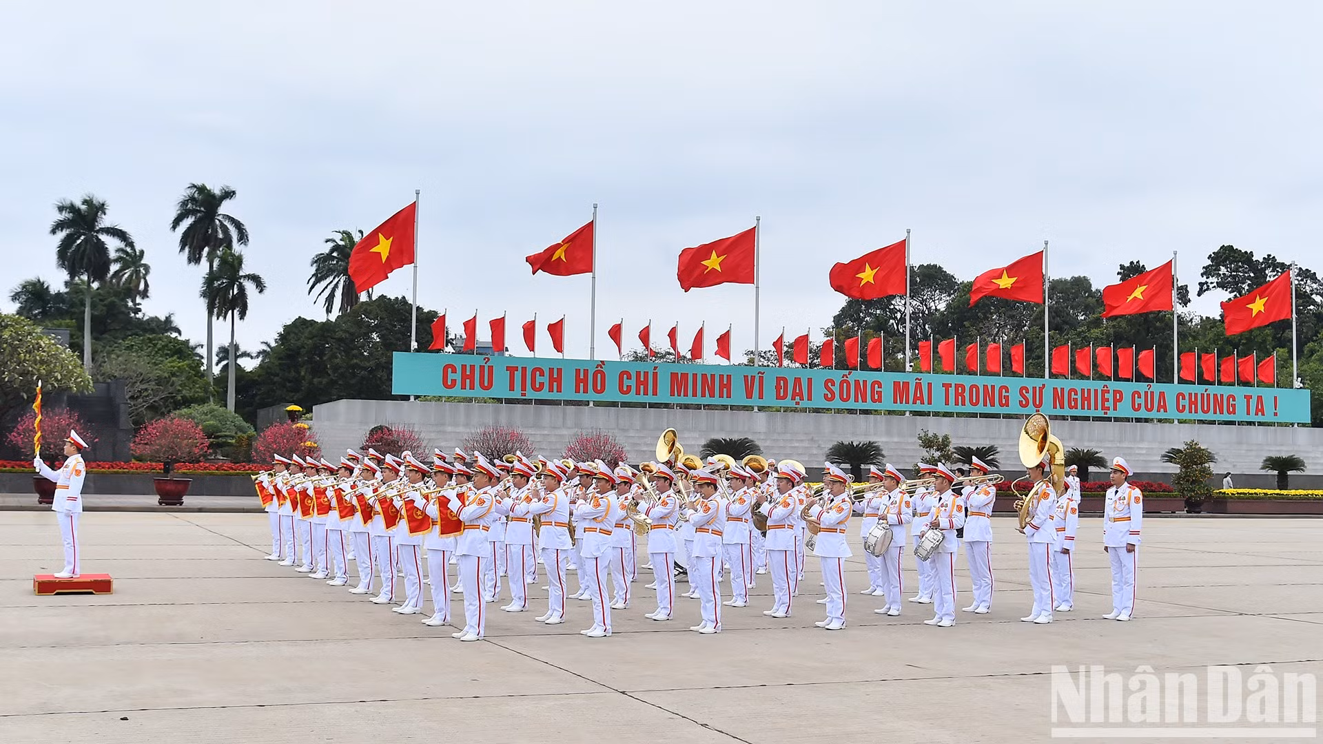 La banda de música militar en el acto protocolar. La banda de música militar en el acto protocolar.
