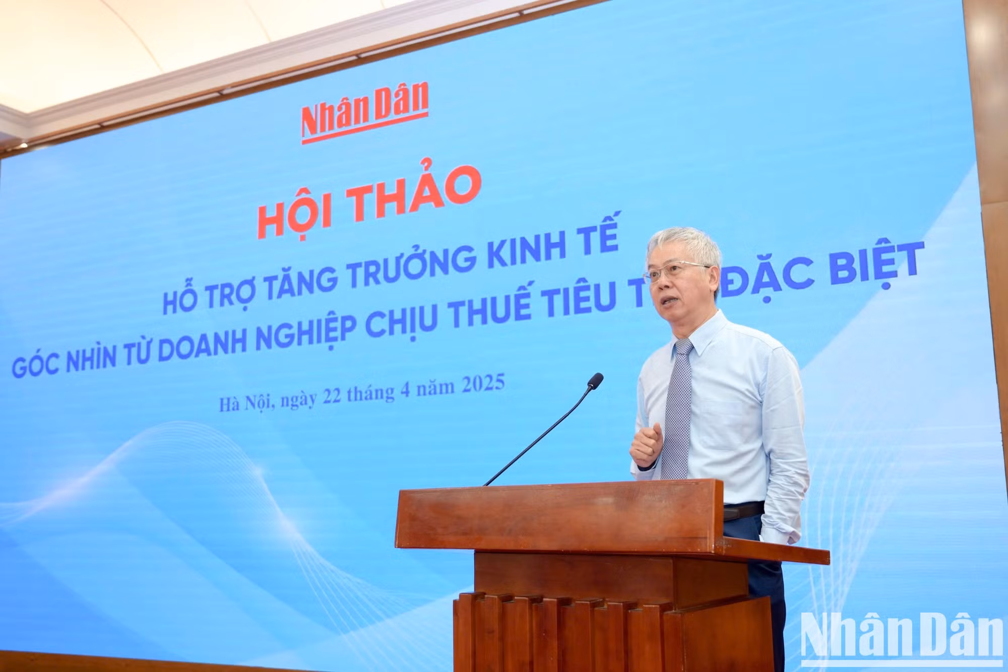 El doctor Nguyen Duc Kien, diputado de la Asamblea Nacional del XII, XIII y XIV legislatura y ex jefe del Grupo Asesor Económico del primer ministro del Gobierno, modera el seminario. El doctor Nguyen Duc Kien, diputado de la Asamblea Nacional del XII, XIII y XIV legislatura y ex jefe del Grupo Asesor Económico del primer ministro del Gobierno, modera el seminario.