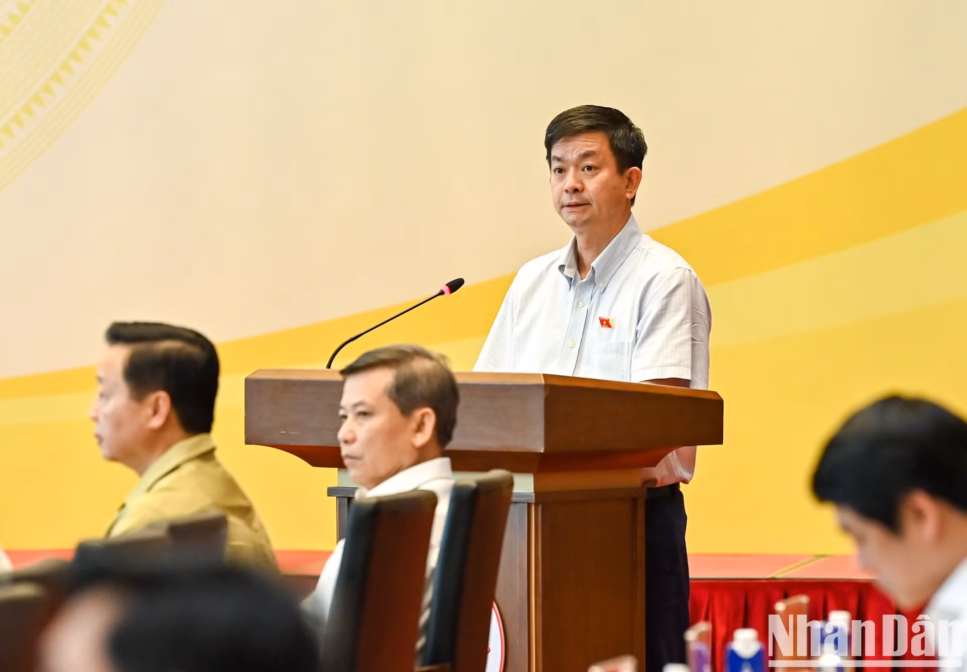 El secretario general de la Asamblea Nacional y jefe de la Oficina Parlamentaria, Le Quang Tung, interviene en la cita.