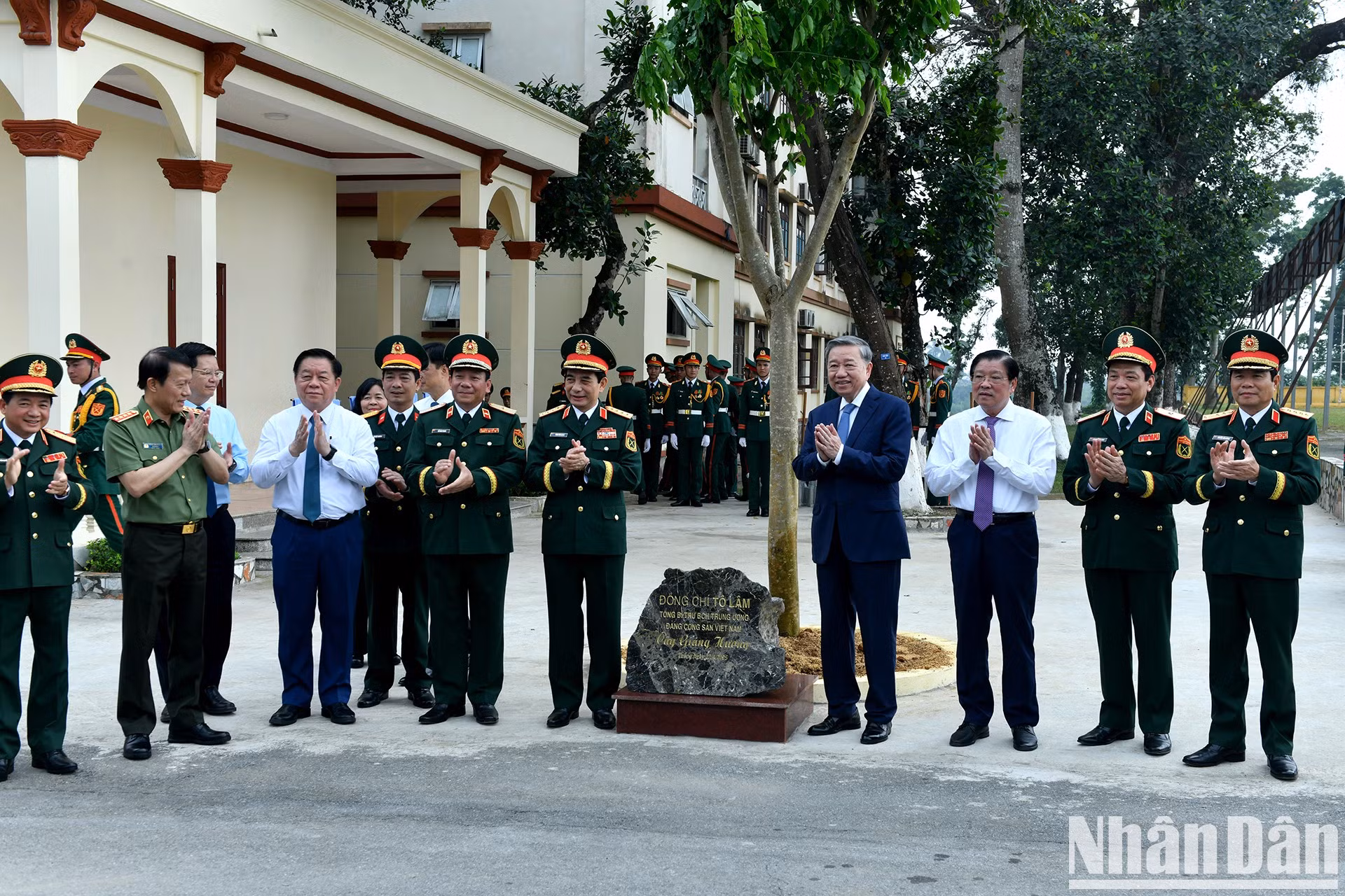 El secretario general del Partido Comunista de Vietnam y secretario de la Comisión Militar Central, To Lam y los delegados plantan un árbol de recuerdo en el cuartel general del Comando del 201º Regimiento de Tanques.