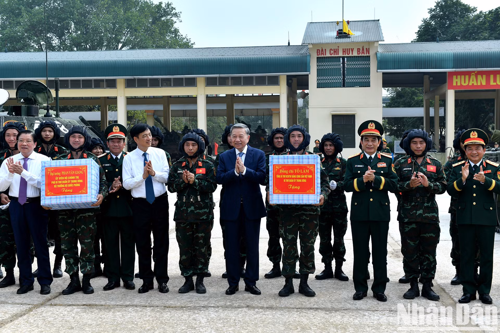 El secretario general del Partido Comunista de Vietnam y secretario de la Comisión Militar Central, To Lam, y los delegados entregan regalos a los oficiales y soldados del 201º Regimiento de Tanques.