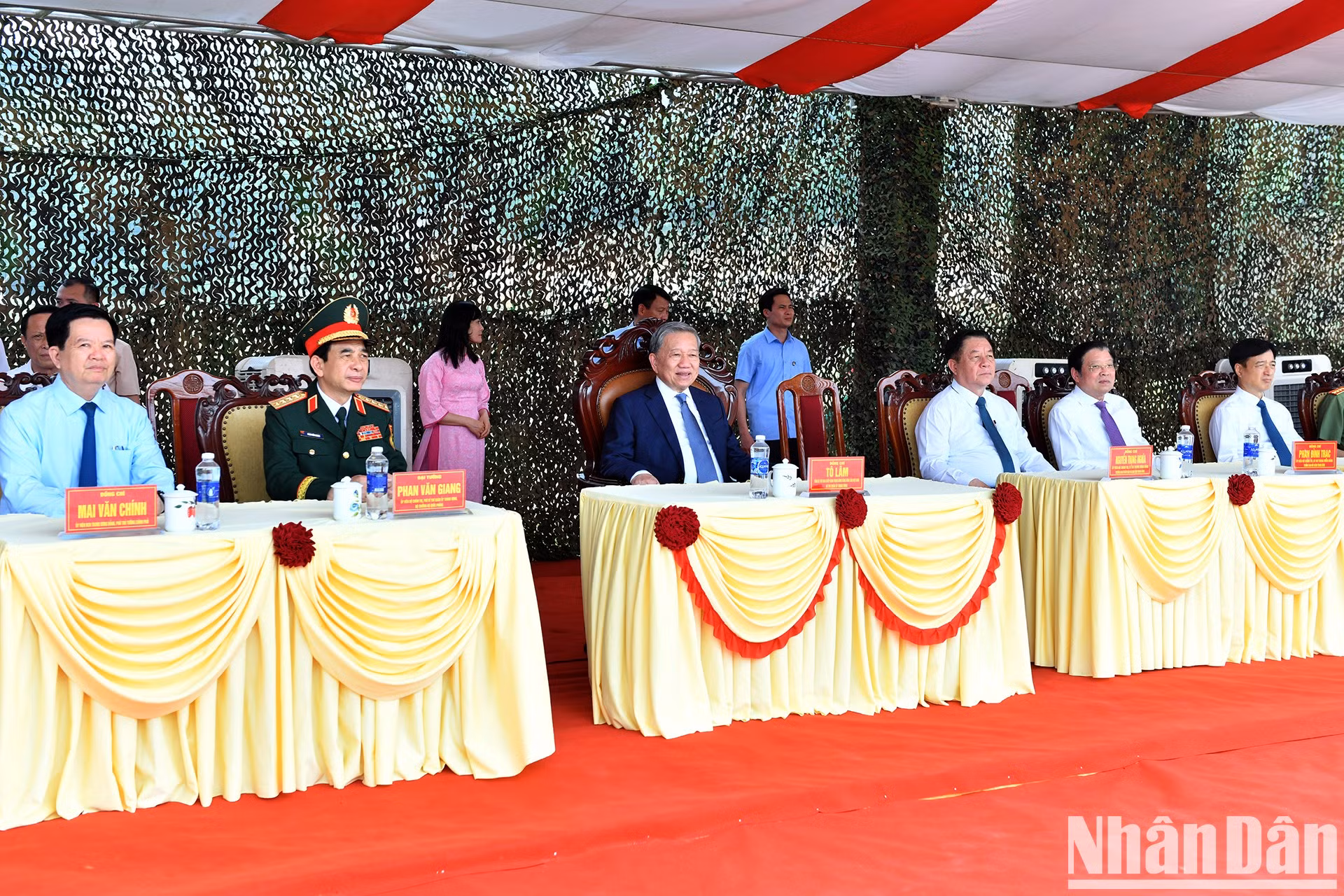 El secretario general del Partido Comunista de Vietnam y secretario de la Comisión Militar Central, To Lam, inspecciona el entrenamiento y la preparación para el combate del 201º Regimiento de Tanques.