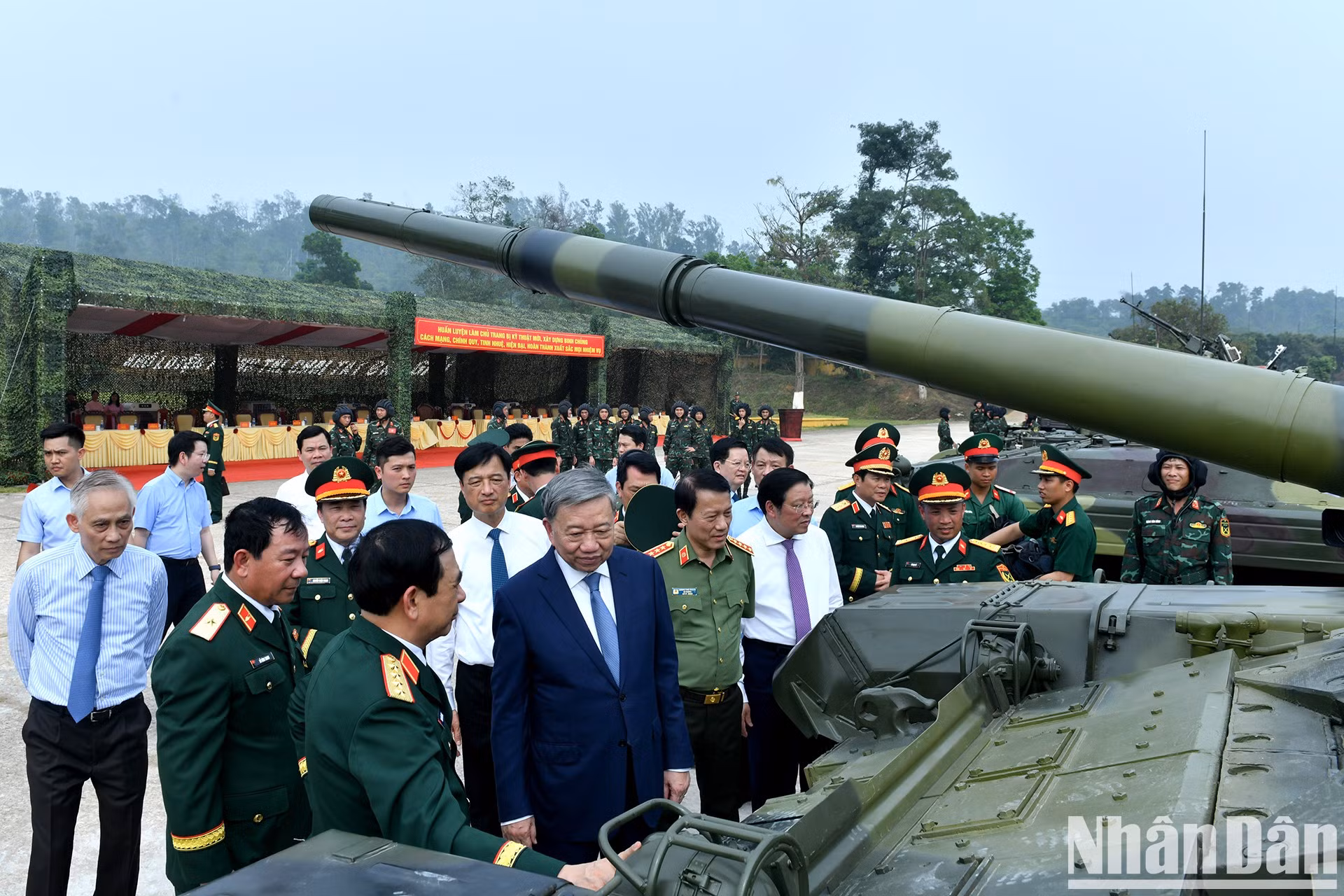 El secretario general del Partido Comunista de Vietnam y secretario de la Comisión Militar Central, To Lam, inspecciona el entrenamiento y la preparación para el combate del 201º Regimiento de Tanques.