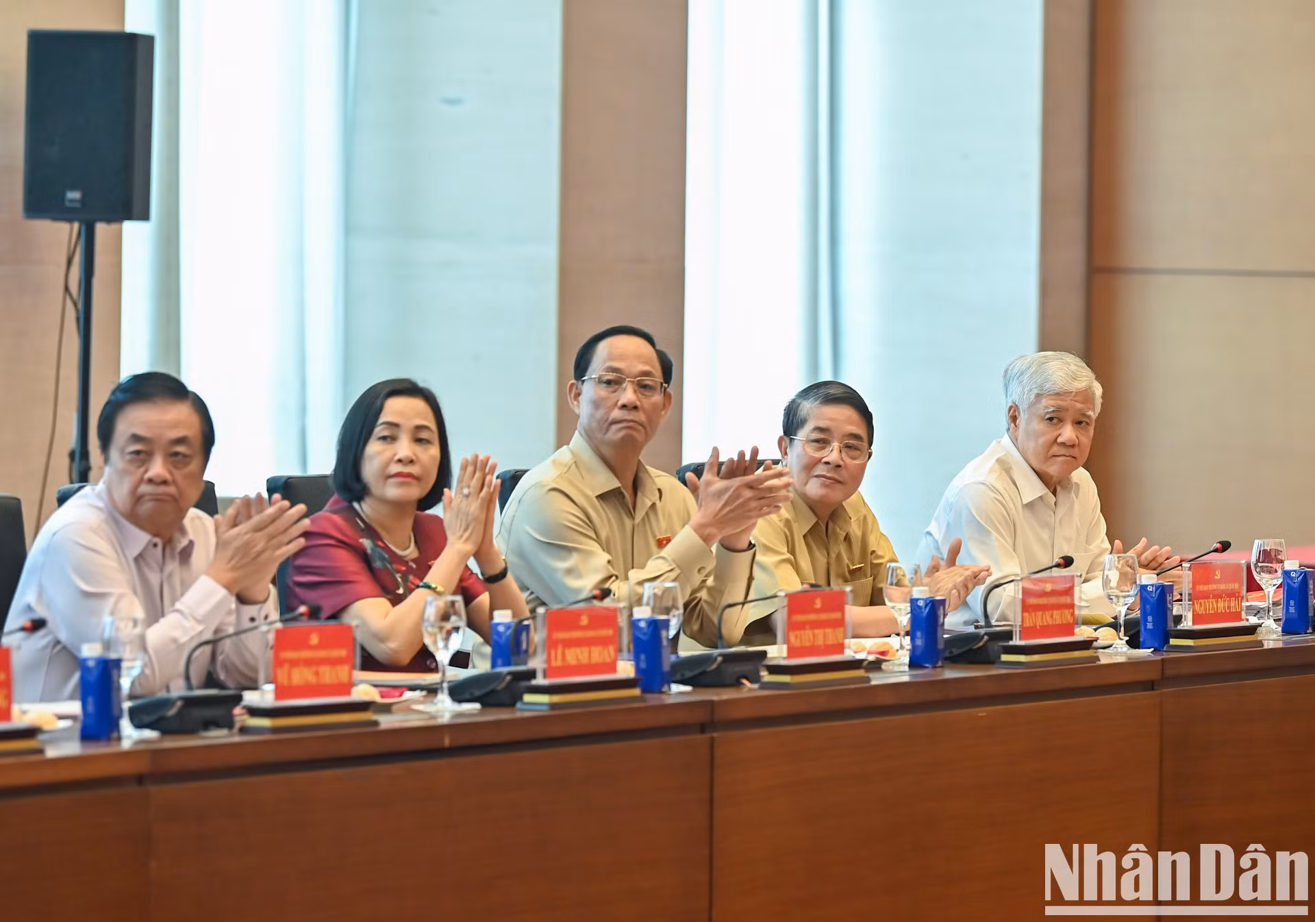 El presidente del Comité Central del Frente de la Patria de Vietnam, Do Van Chien, y los vicepresidentes de la Asamblea Nacional.
