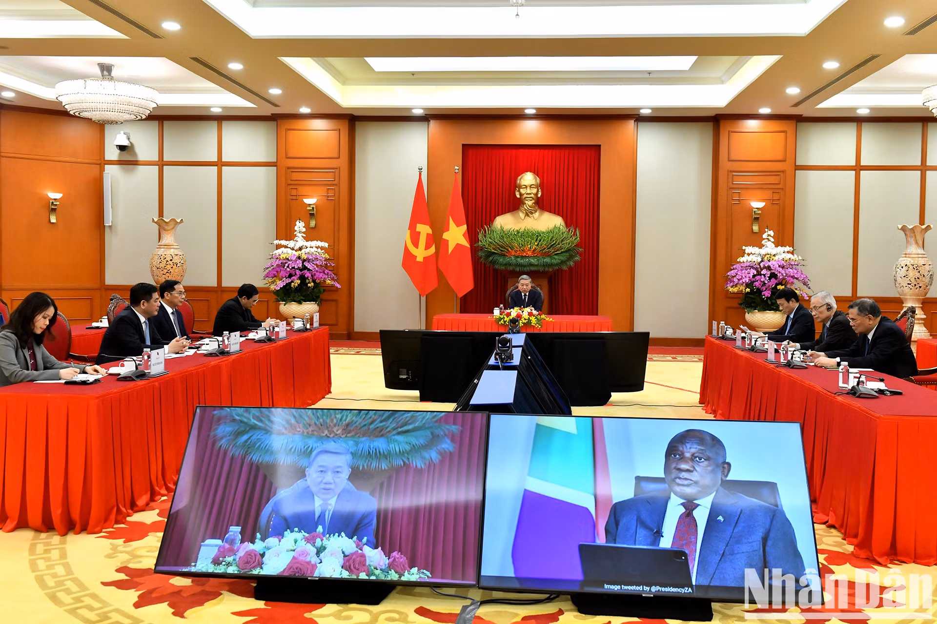 El secretario general del Partido Comunista de Vietnam, To Lam, mantiene una llamada telefónica con el presidente del Congreso Nacional Africano y de Sudáfrica, Cyril Ramaphosa. El secretario general del Partido Comunista de Vietnam, To Lam, mantiene una llamada telefónica con el presidente del Congreso Nacional Africano y de Sudáfrica, Cyril Ramaphosa.