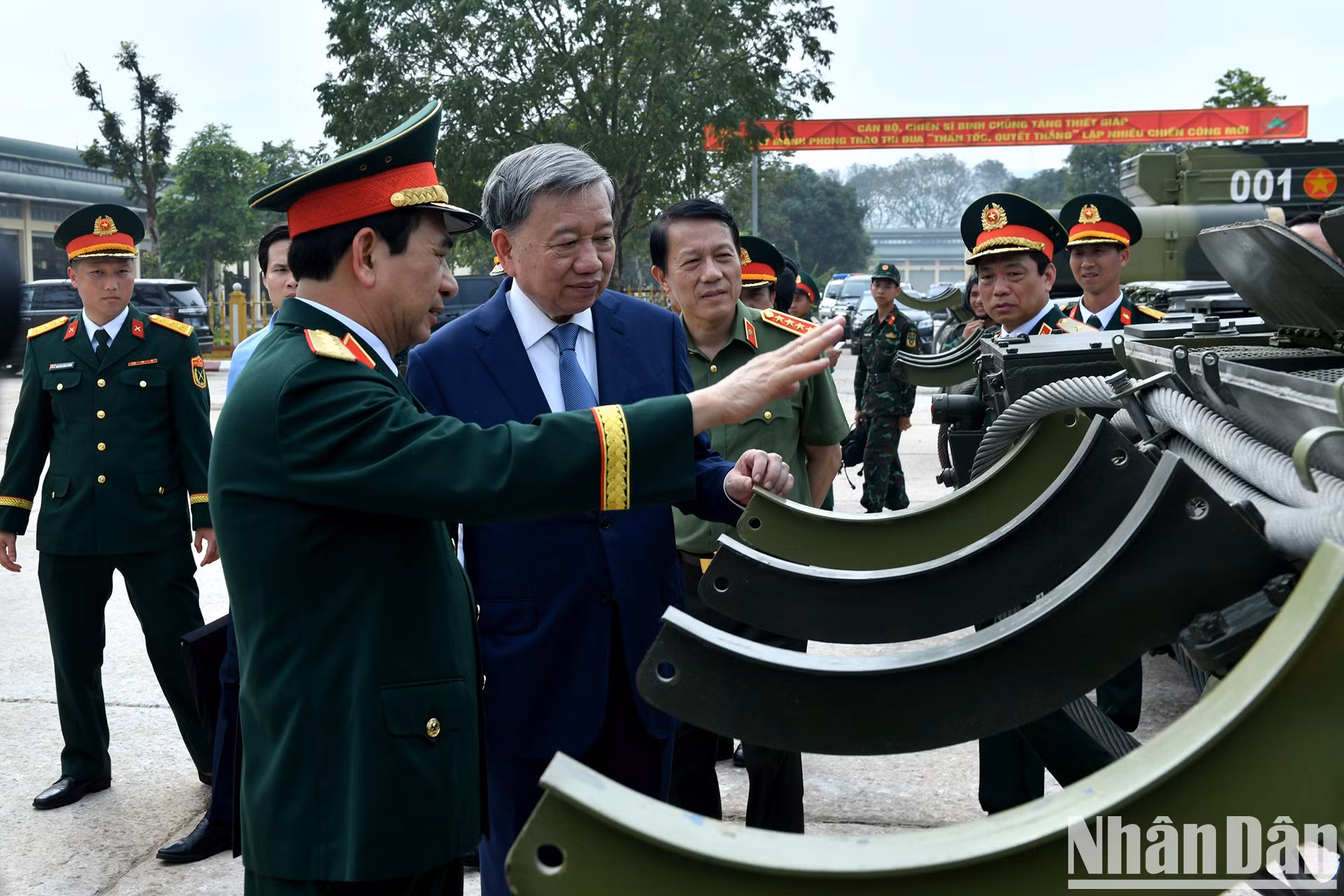 El secretario general del Partido Comunista de Vietnam y secretario de la Comisión Militar Central, To Lam, inspecciona el entrenamiento y la preparación para el combate del 201º Regimiento de Tanques.