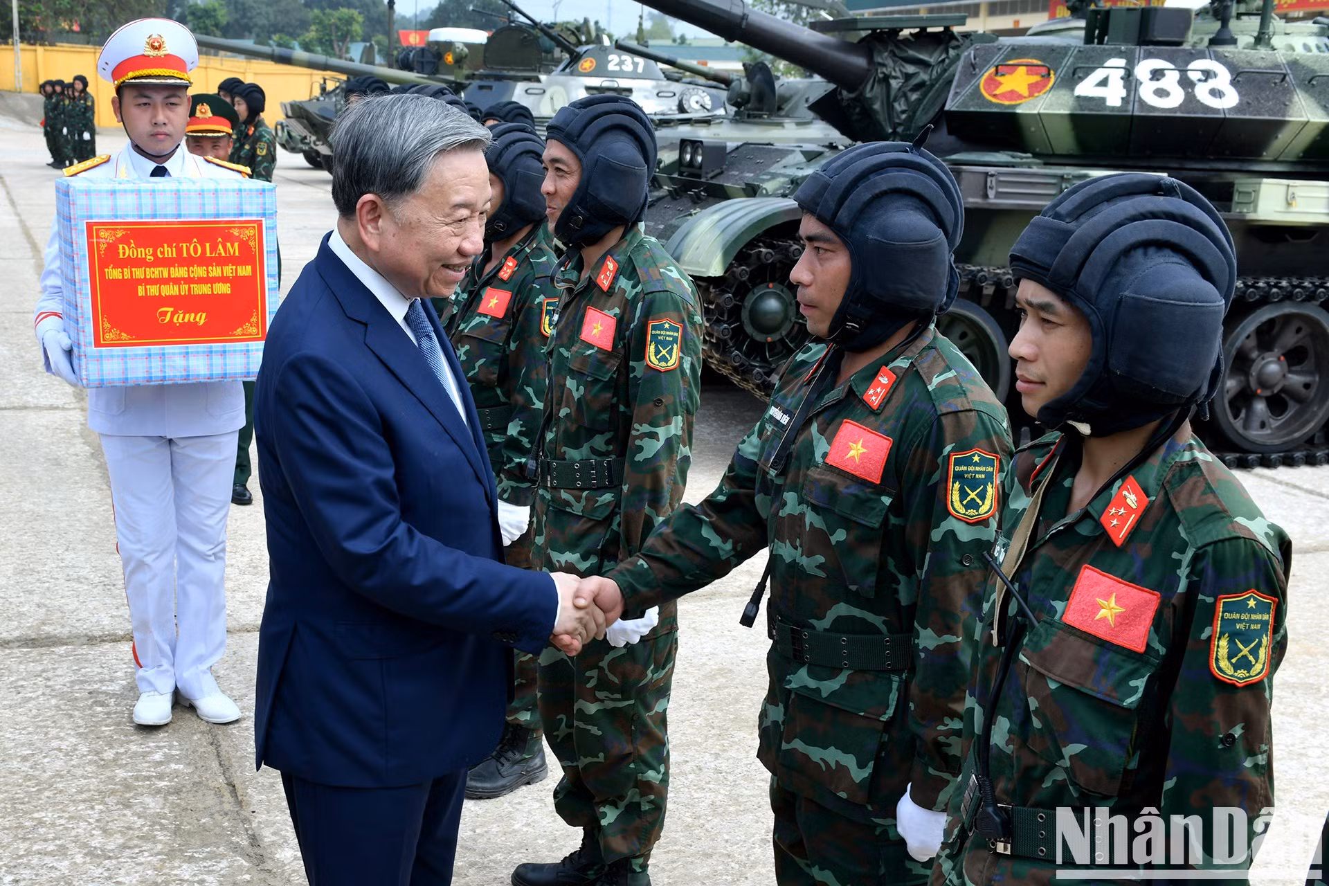 El secretario general del Partido Comunista de Vietnam y secretario de la Comisión Militar Central, To Lam, y los delegados entregan regalos a los oficiales y soldados del 201º Regimiento de Tanques y el Ejército Blindado.