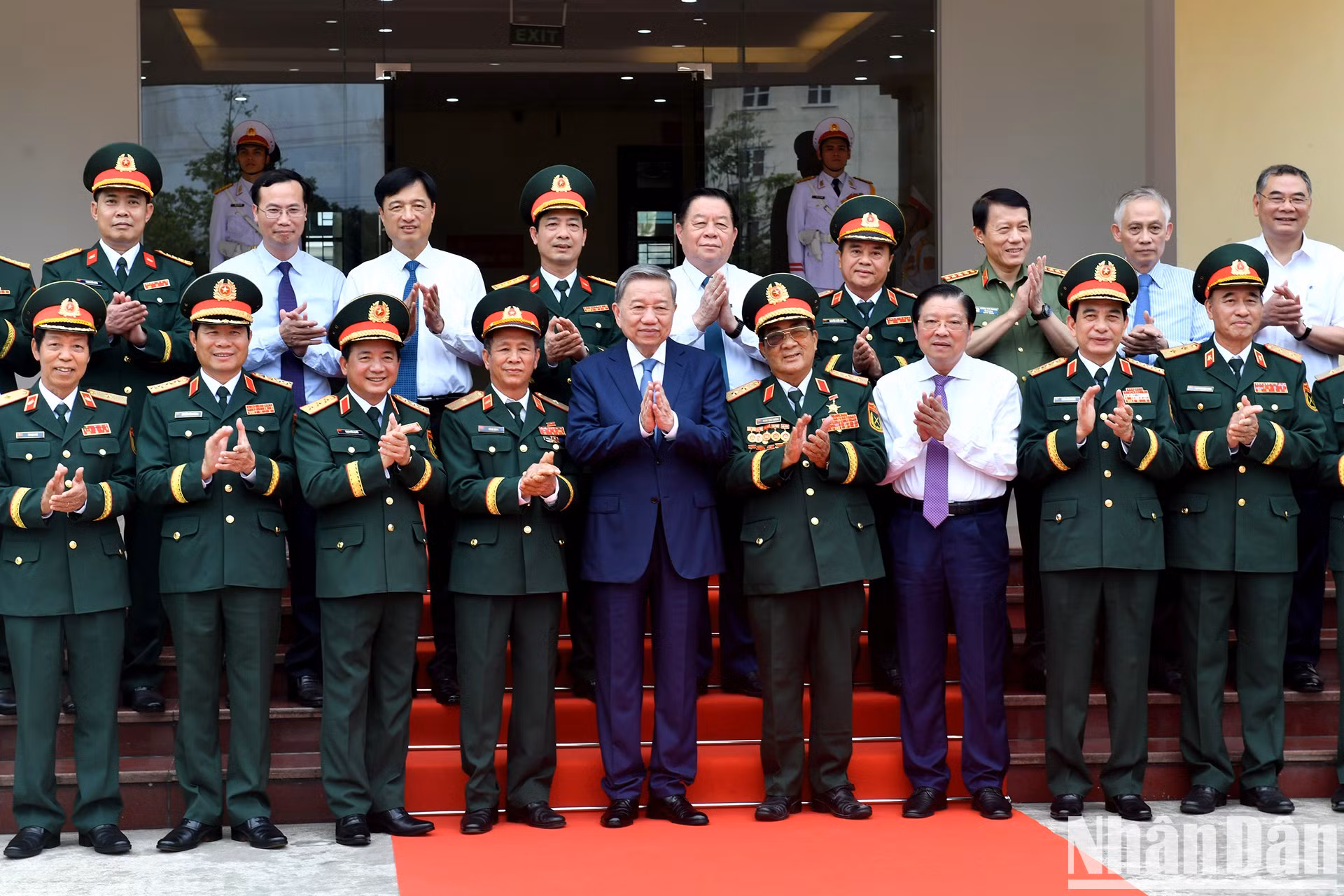El secretario general del Partido Comunista de Vietnam y secretario de la Comisión Militar Central, To Lam, y los delegados en la cita.