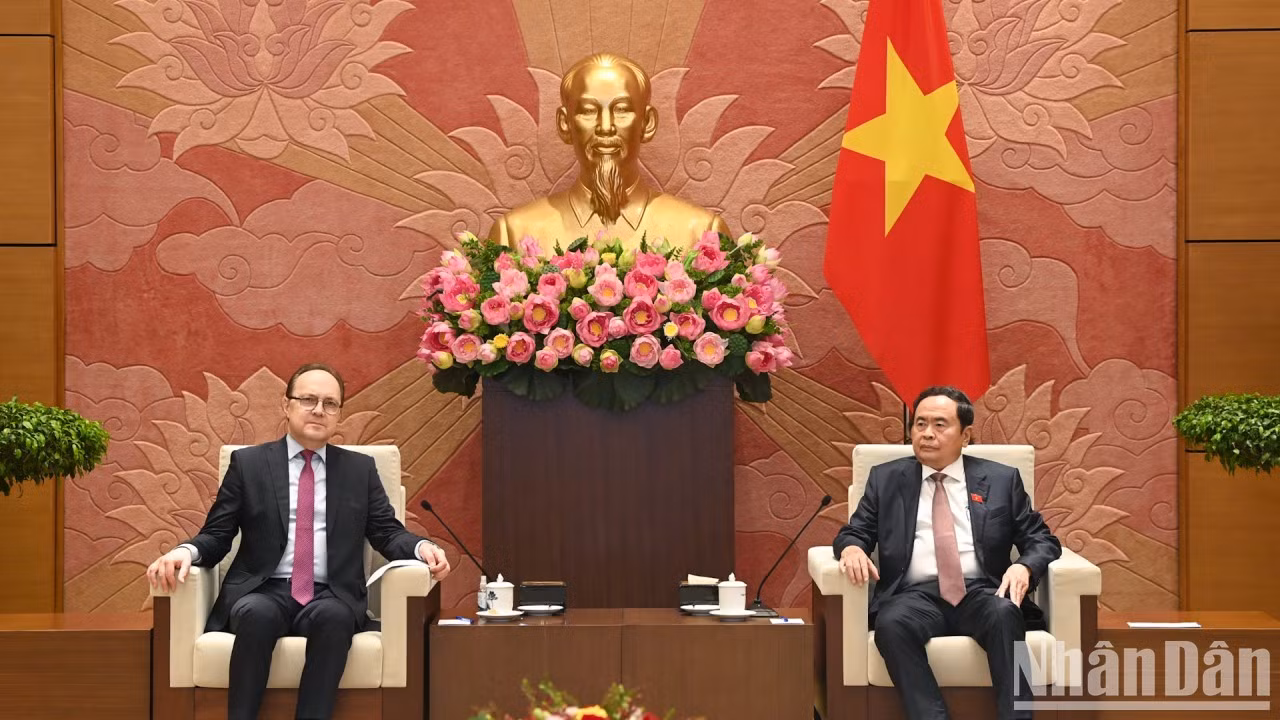 El presidente del Parlamento vietnamita, Tran Thanh Man, y el embajador de Rusia, Gennady Bezdetko, en el acto.