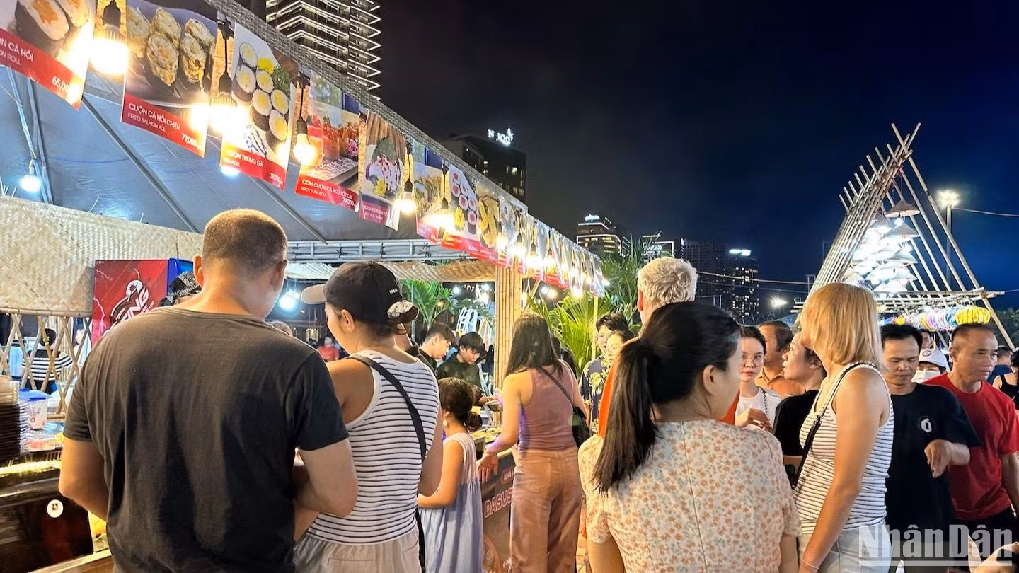 Los turistas extranjeros están entusiasmados con probar los platos locales. Los turistas extranjeros están entusiasmados con probar los platos locales.