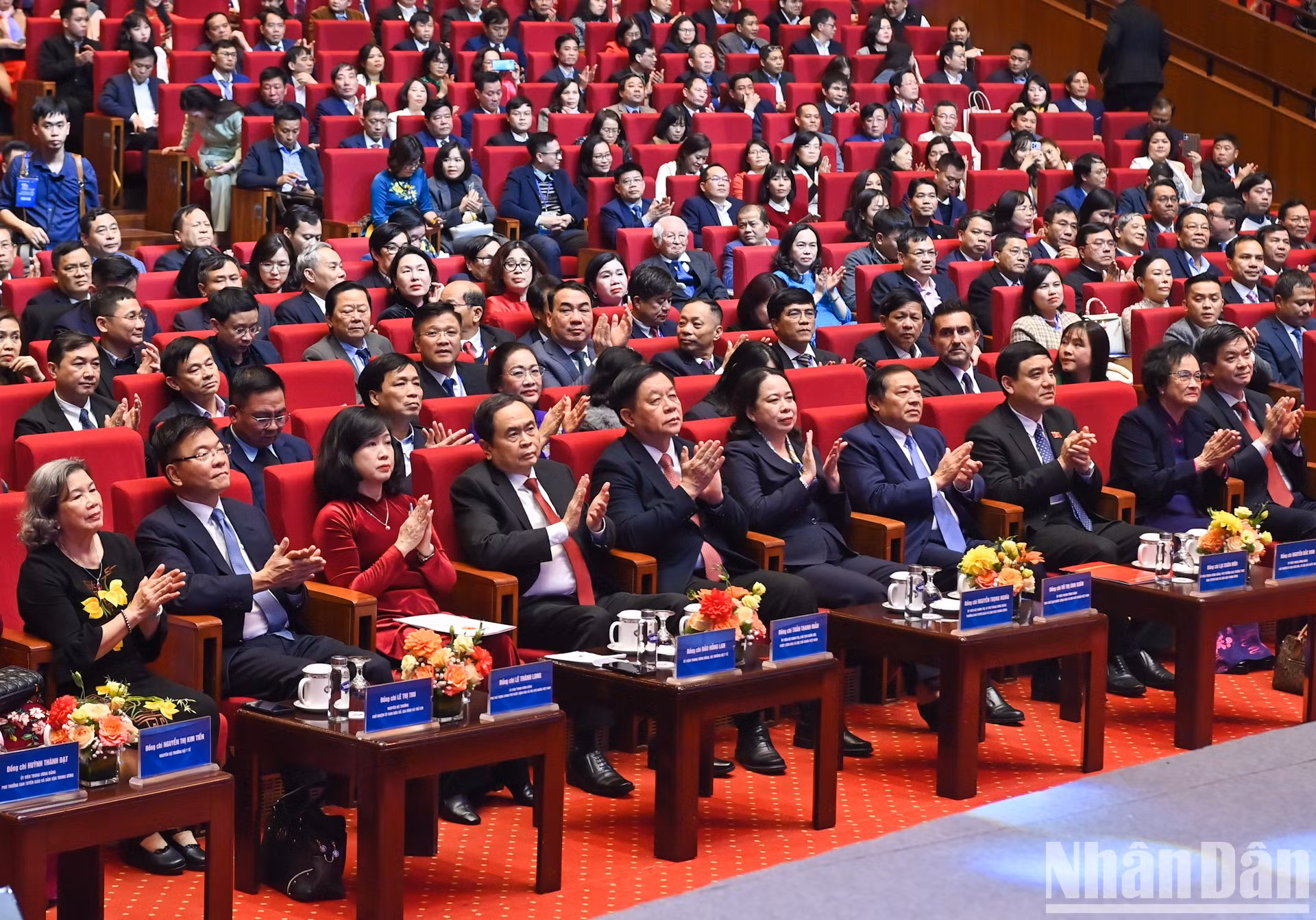 El titular del Parlamento vietnamita, Tran Thanh Man, líderes del Partido y del Estado y delegados en el acto. El titular del Parlamento vietnamita, Tran Thanh Man, líderes del Partido y del Estado y delegados en el acto.