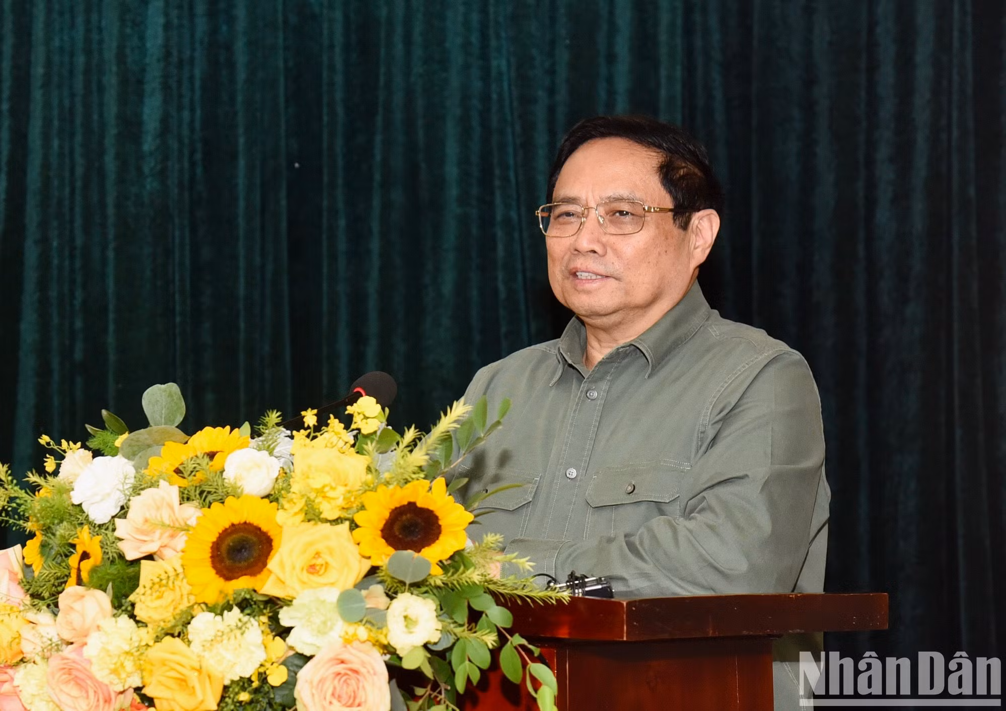 Minh Chinh aprecia las contribuciones, la dedicación y los sacrificios de la guardia fronteriza de la provincia de Lai Chau en general y Huoi Luong en particular en los últimos tiempos. Minh Chinh aprecia las contribuciones, la dedicación y los sacrificios de la guardia fronteriza de la provincia de Lai Chau en general y Huoi Luong en particular en los últimos tiempos.
