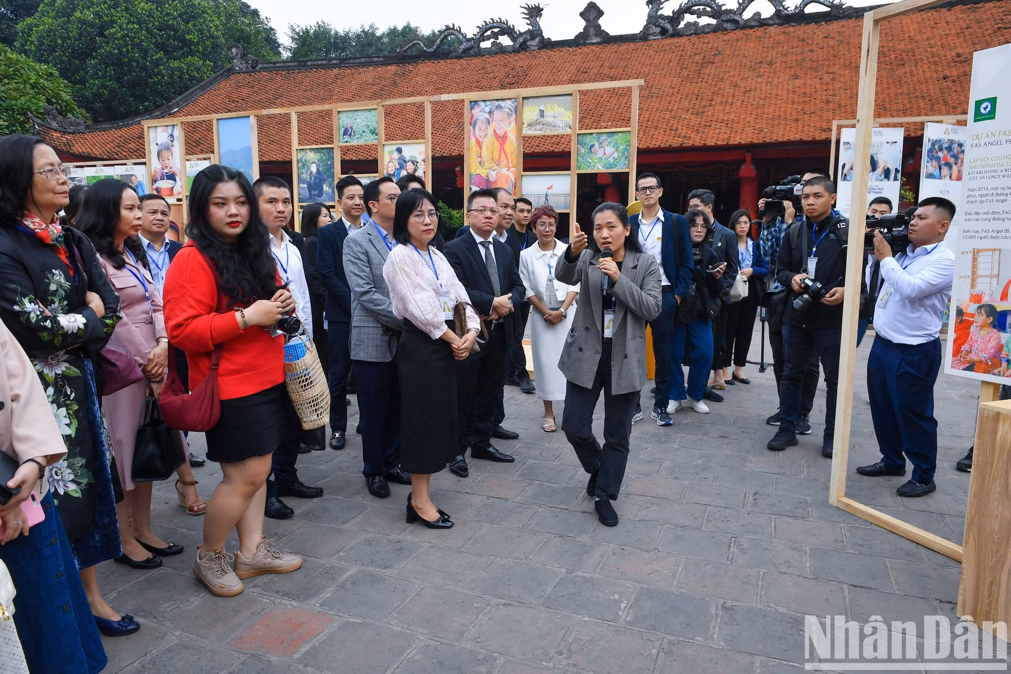 La exposición se divide en grupos temáticos como Corazón, Mirando al futuro y Revolución por los pueblos.