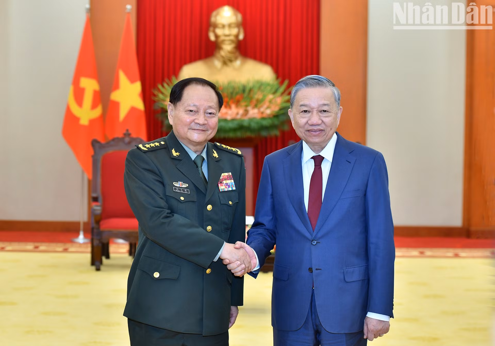 El secretario general del Partido Comunista de Vietnam, To Lam, recibe al teniente general Zhang Youxia, vicepresidente de la Comisión Militar Central de China.