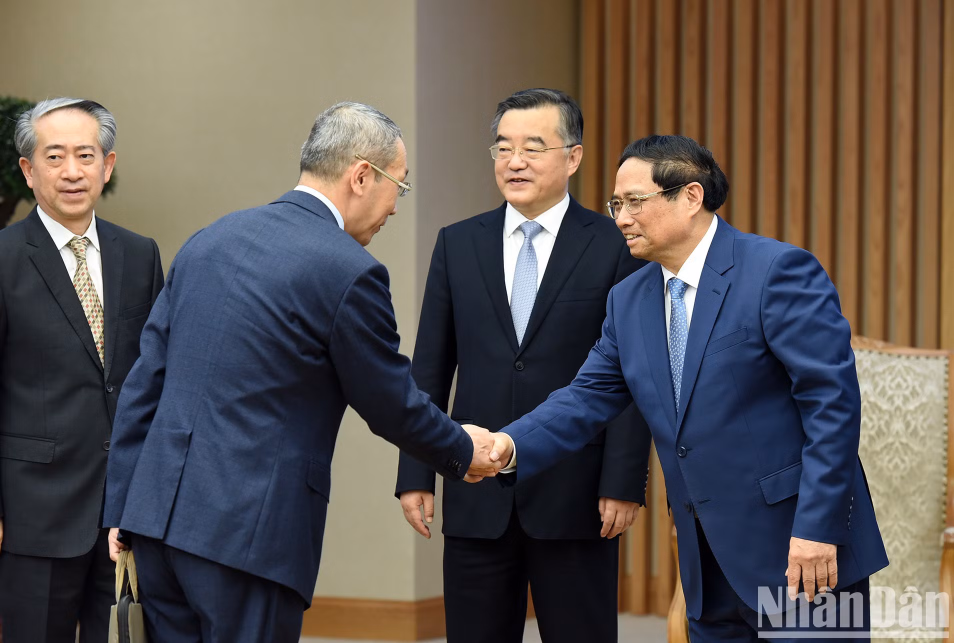 El premier vietnamita, Pham Minh Chinh, recibe a la delegación del Comité Permanente de la Asamblea Popular Nacional de China.