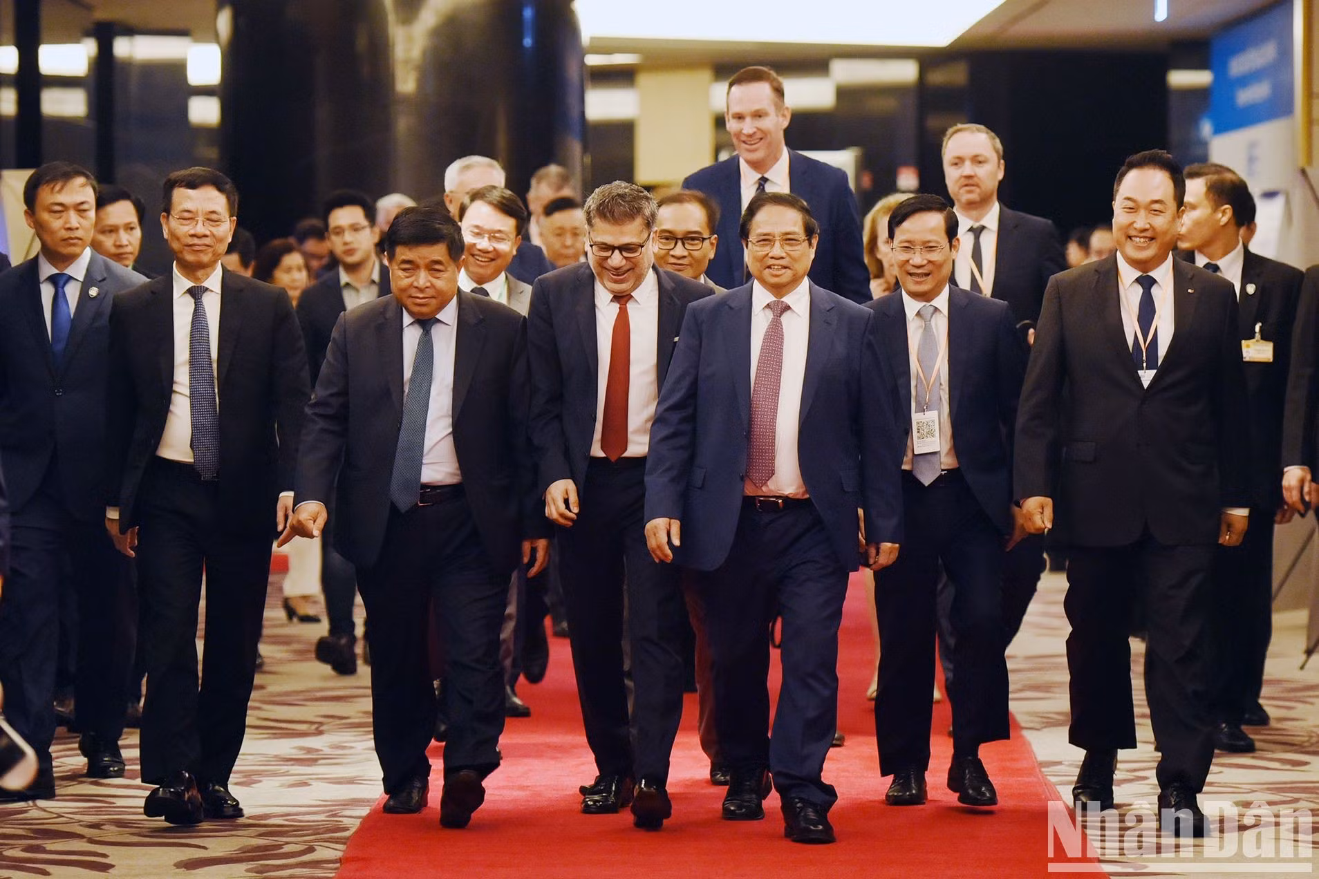 El primer ministro vietnamita, Pham Minh Chinh, asiste al Foro Empresarial de Vietnam.