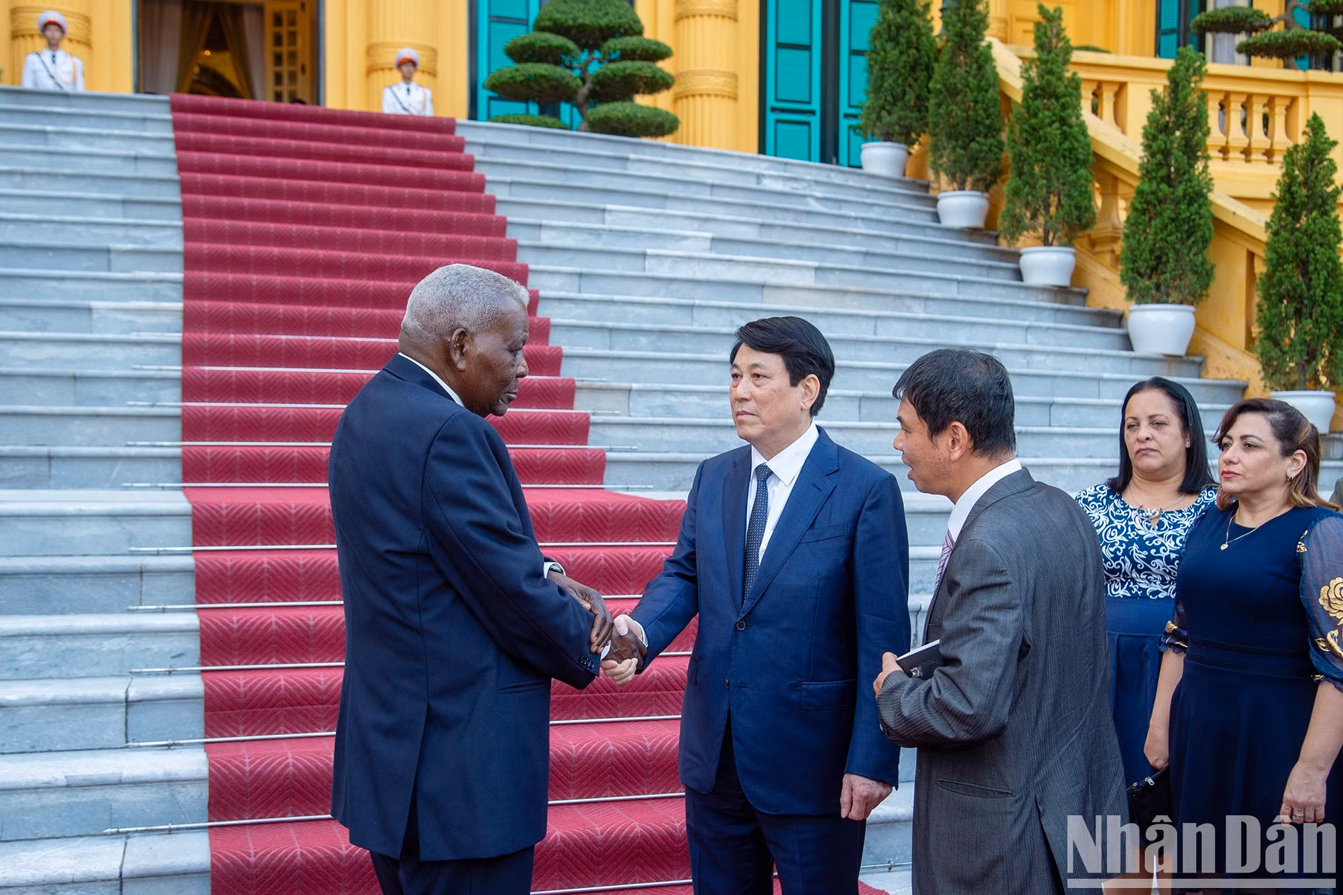 El presidente vietnamita, Luong Cuong, conversa con el titular de la Asamblea Nacional de Cuba, Esteban Lazo Hernández, después de la reunión.