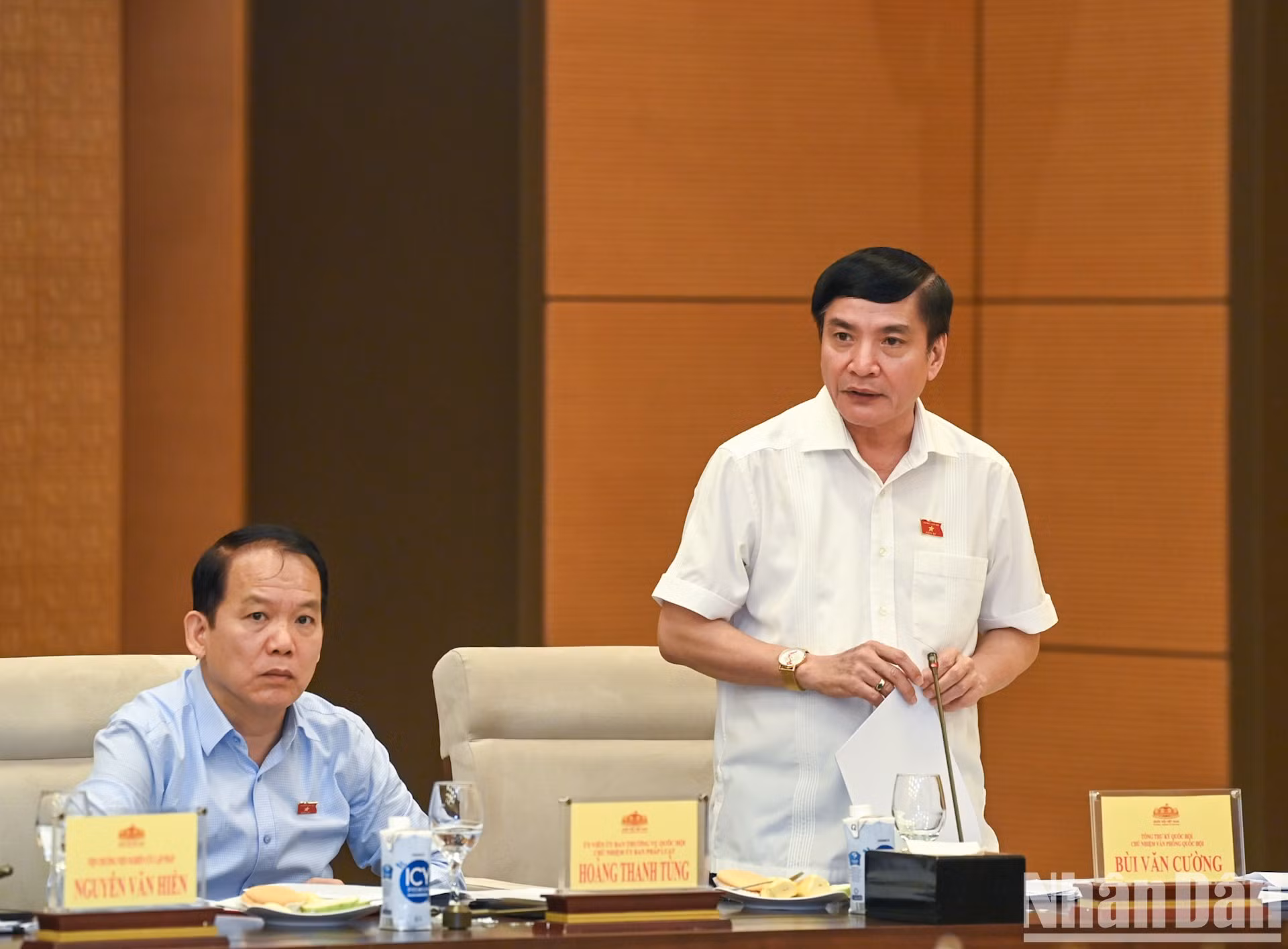 El secretario general y jefe de la Oficina de la Asamblea Nacional, Bui Van Cuong, habla en el evento.
