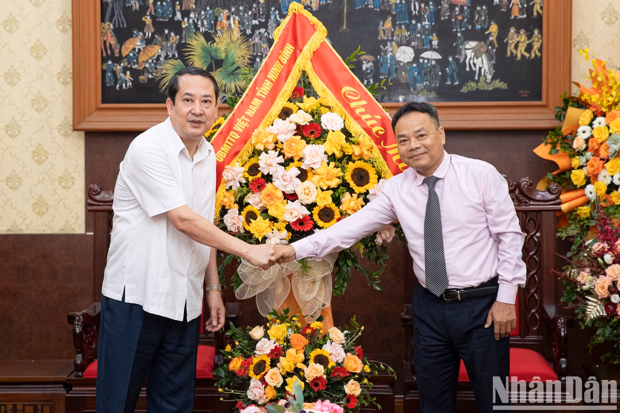 Dinh Nhu Hoan, vicepresidente editor de Nhan Dan, y Mai Van Tuat, subsecretario permanente del Comité del Partido y presidente del Consejo Popular de la provincia de Ninh Binh. Dinh Nhu Hoan, vicepresidente editor de Nhan Dan, y Mai Van Tuat, subsecretario permanente del Comité del Partido y presidente del Consejo Popular de la provincia de Ninh Binh.