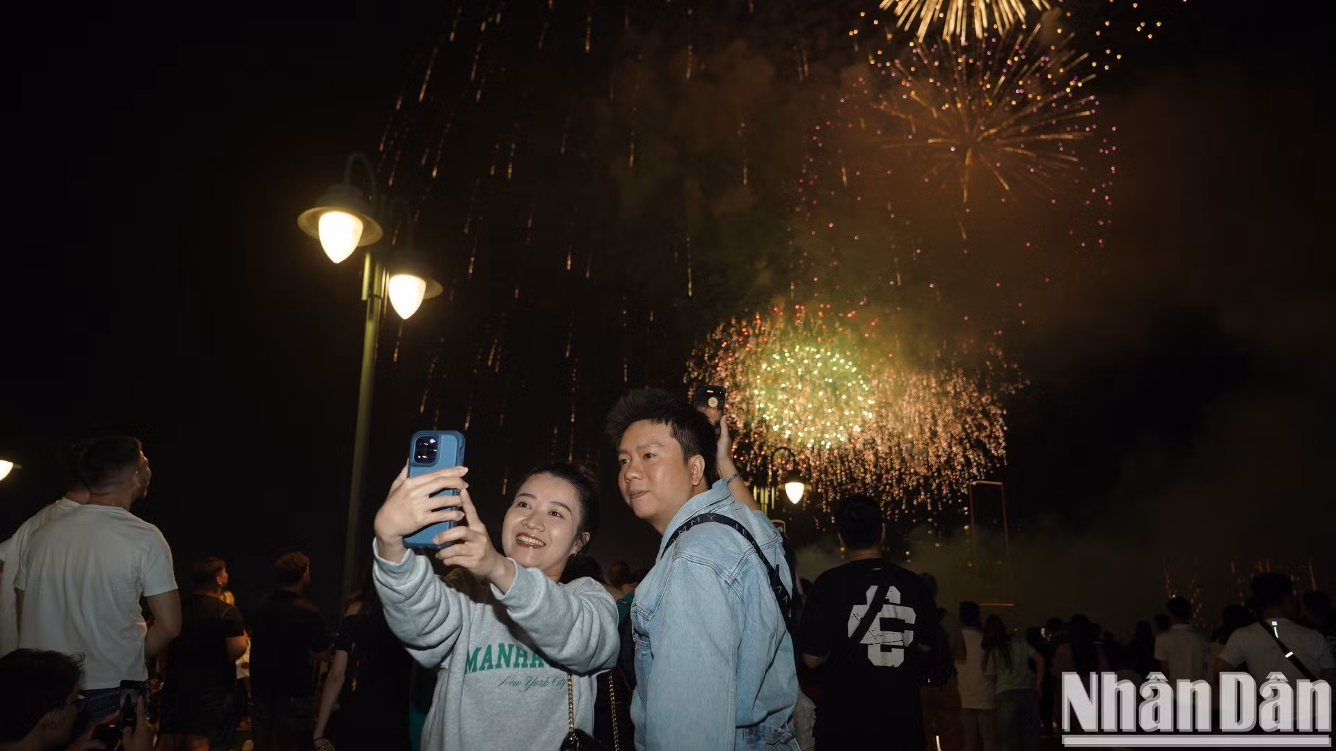 El espectáculo de fuegos artificiales de 15 minutos de duración trae alegría total a los pobladores, ilumina el cielo y difunde una atmósfera alegre con la esperanza de un año nuevo pacífico, próspero y esperanzador.